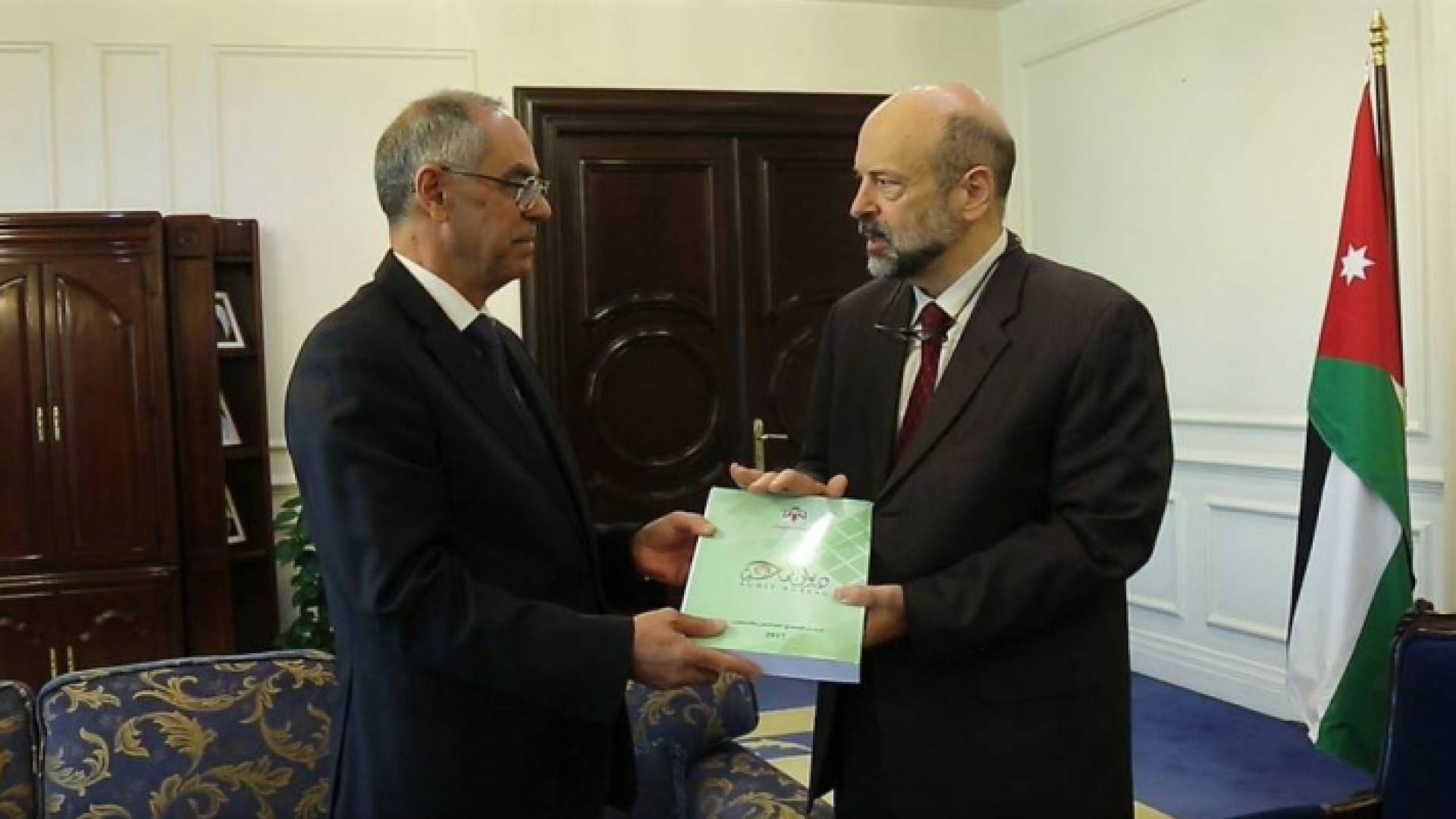 رئيس الوزراء يتسلم تقرير ديوان المحاسبة.