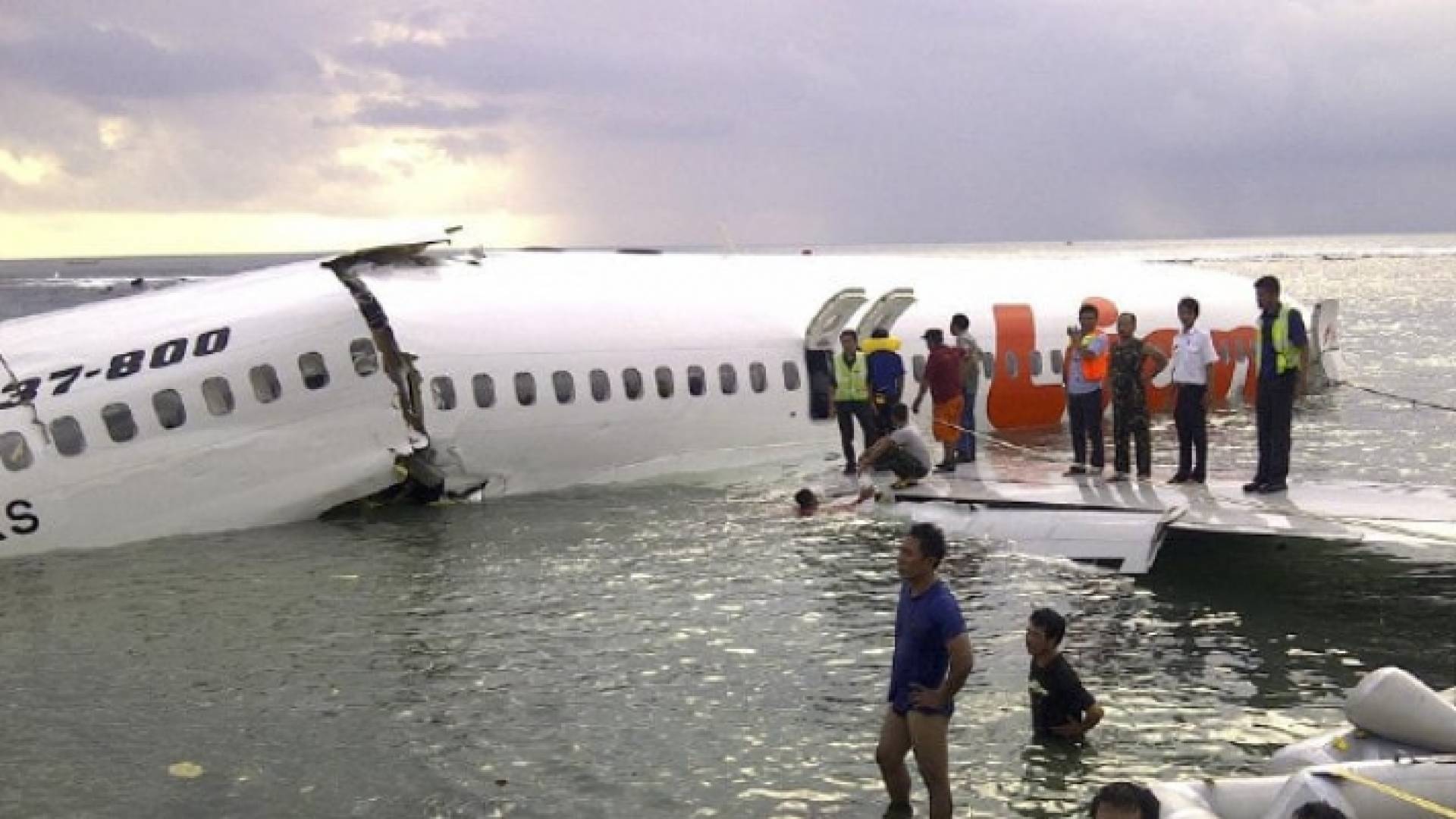 من حطام الطائرة