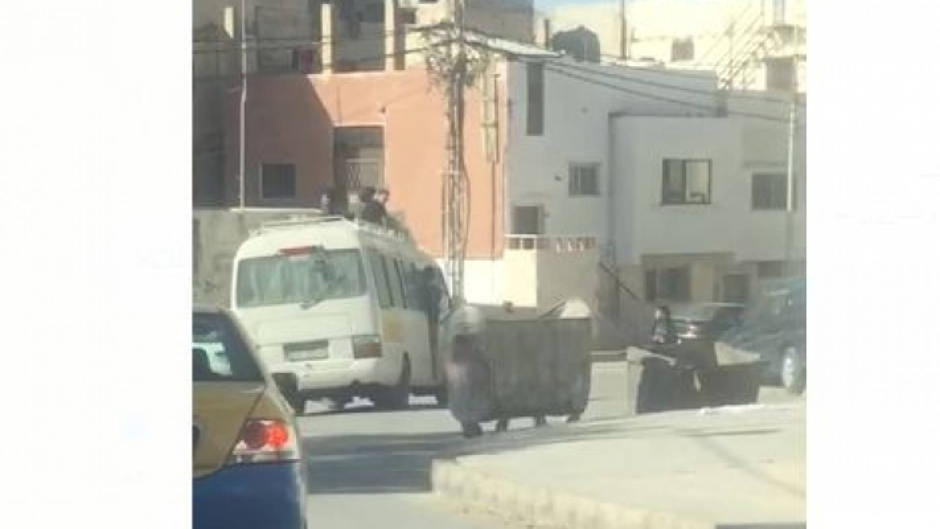 سائق "مستهتر" يخاطر بأرواح الأطفال