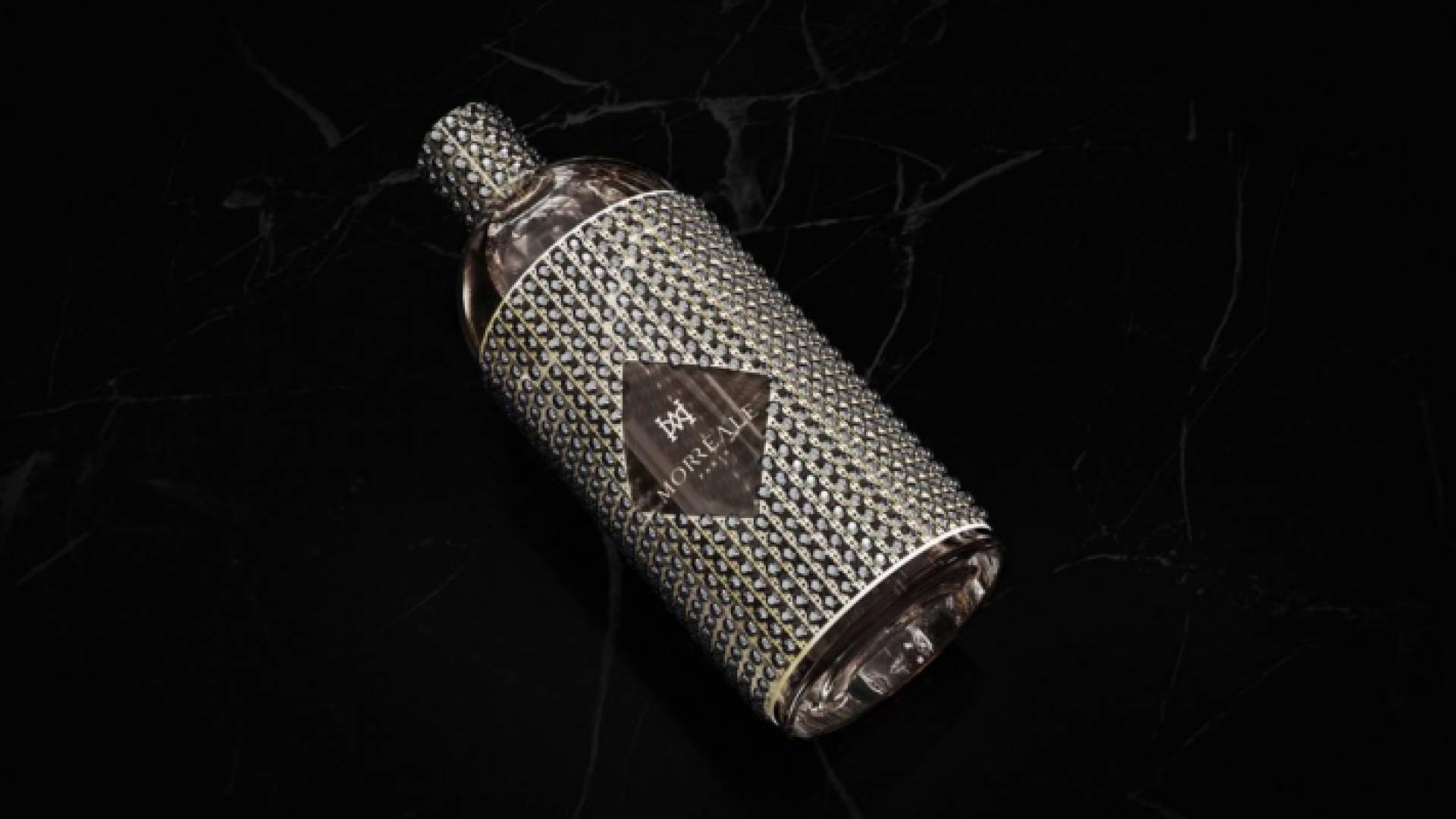 العملاء يحظون بسوار ذهبي عياره 18 قيراطا مع كل زجاجة تقدم إليهم