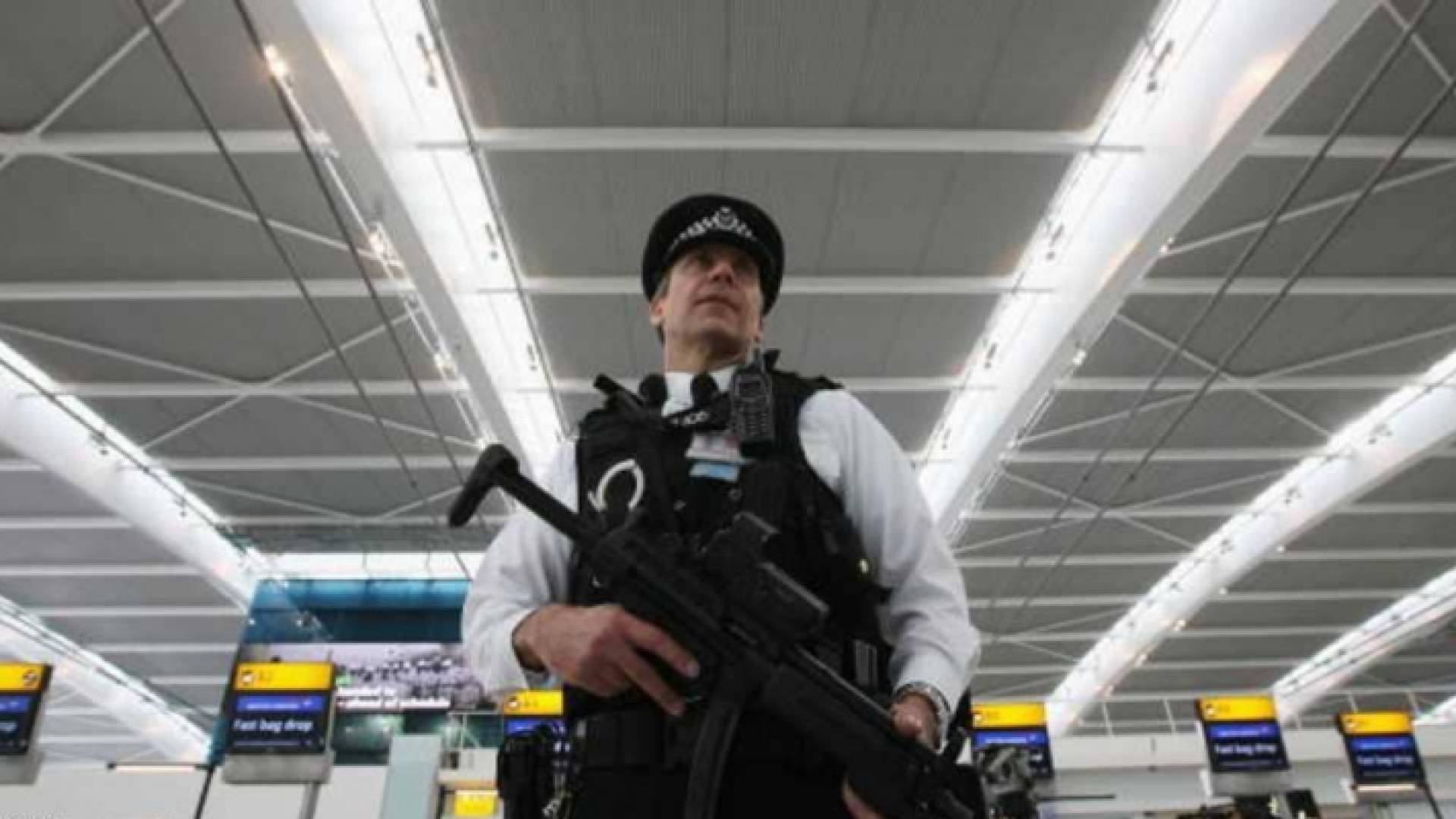 رجل أمن في مطار هيثرو بلندن