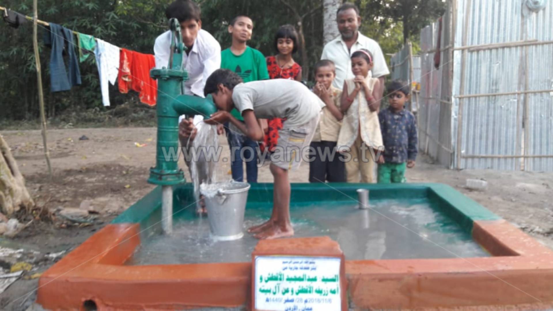 صورا للبئر وأهالي القرية من حوله