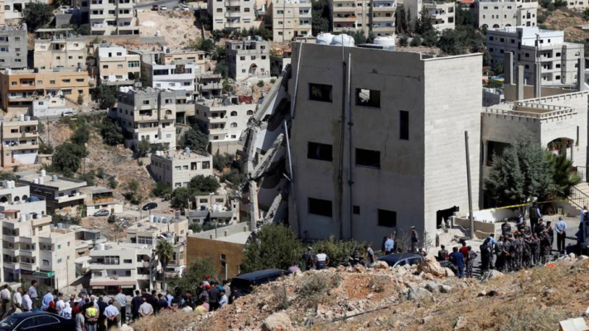 صورة من موقع البناية التي تحصن بها عناصر خلية السلط