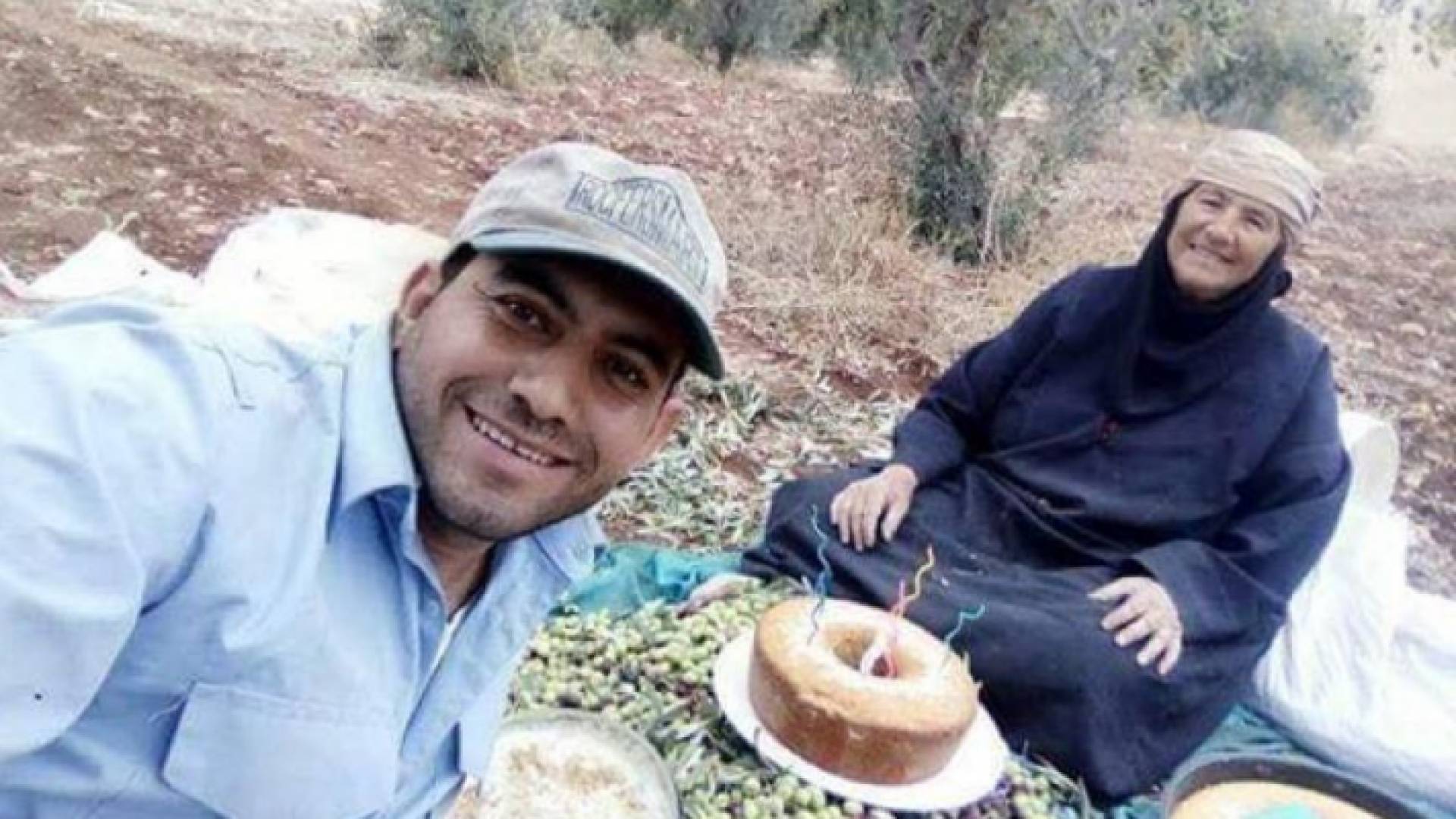 الشاب ووالدته