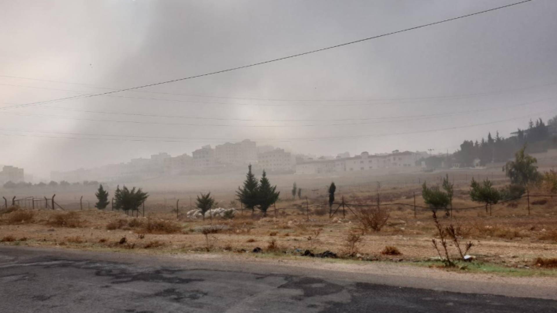 تتهيأ الفرصة لهطول زخات محلية رعدية من الأمطار خاصة على أجزاء محدودة من البادية