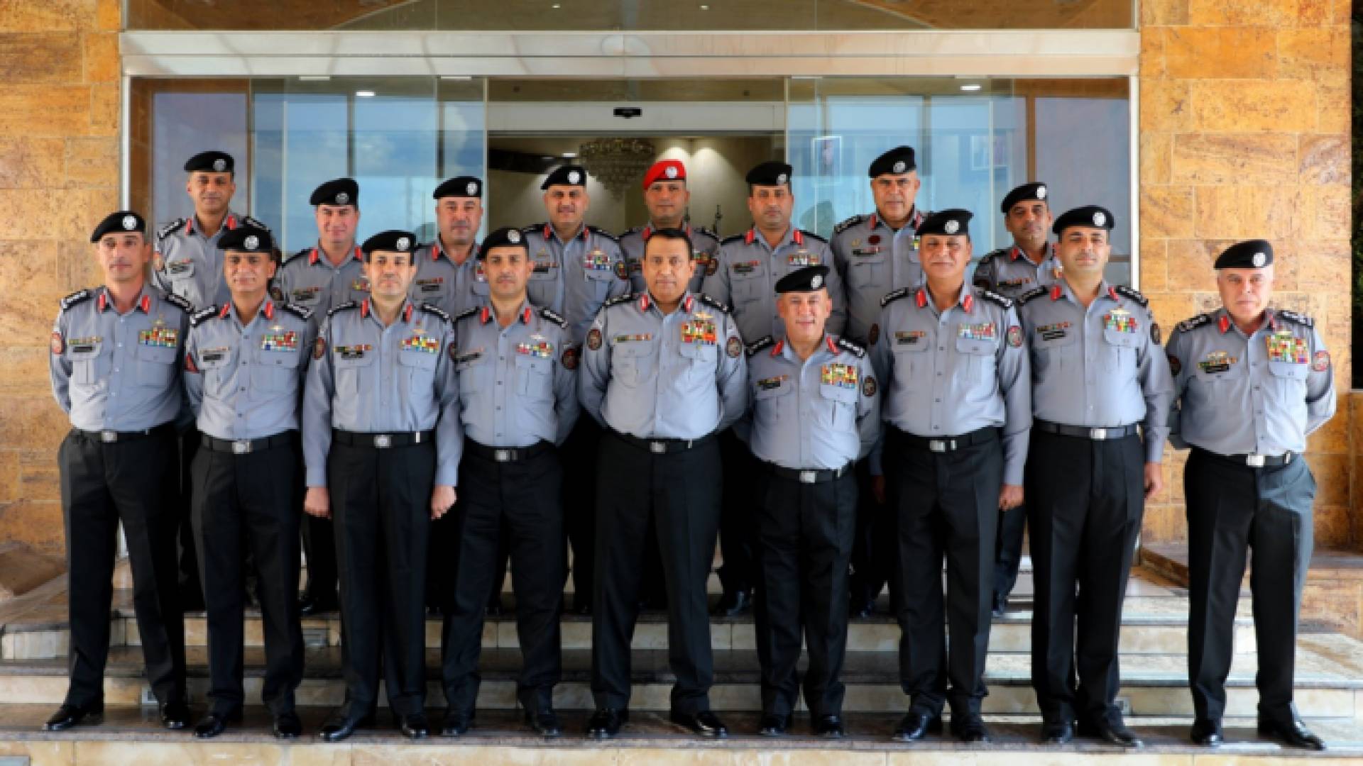 الحواتمة خلال لقائه بالضباط الذين تم ترفيعهم