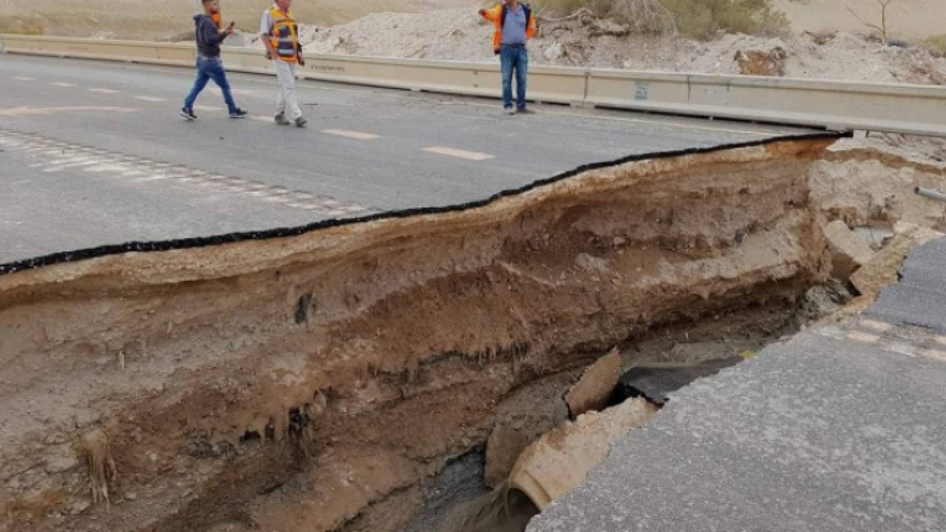 صورة لانهيار الطريق