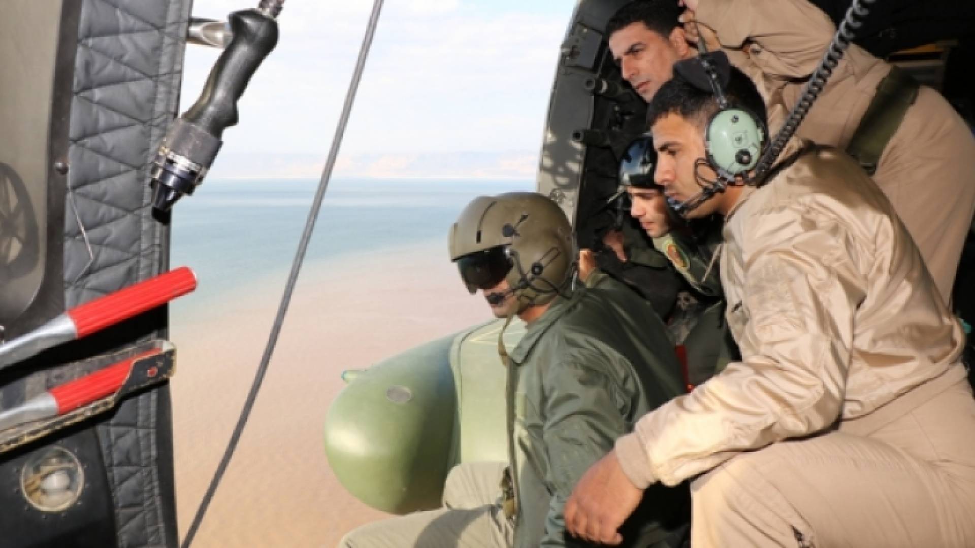 عناصر من الجيش العربي يشاركون في عمليات البحث والإنقاذ