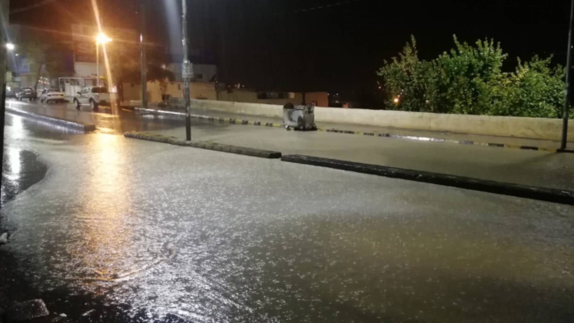 أمطار غزيرة تتساقط على الطفيلة