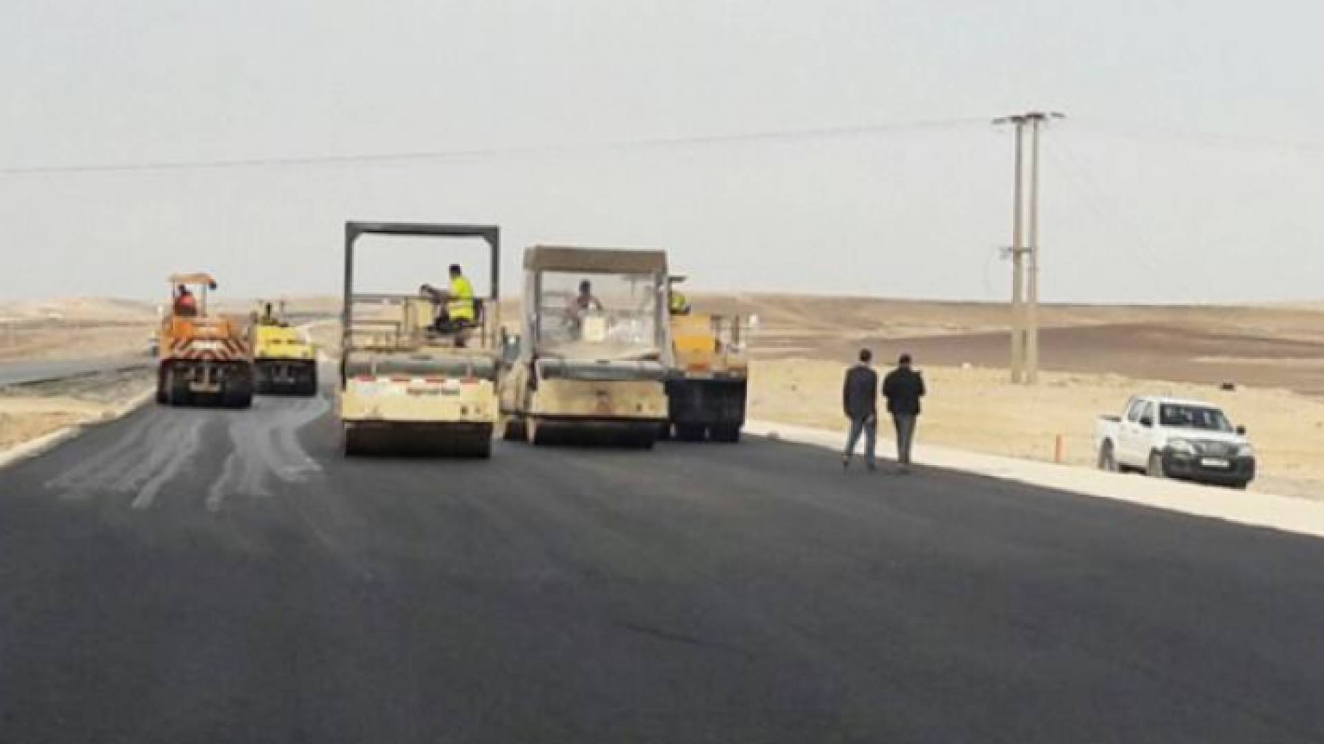 من مراحل إعادة تأهيل الطريق الصحراوي