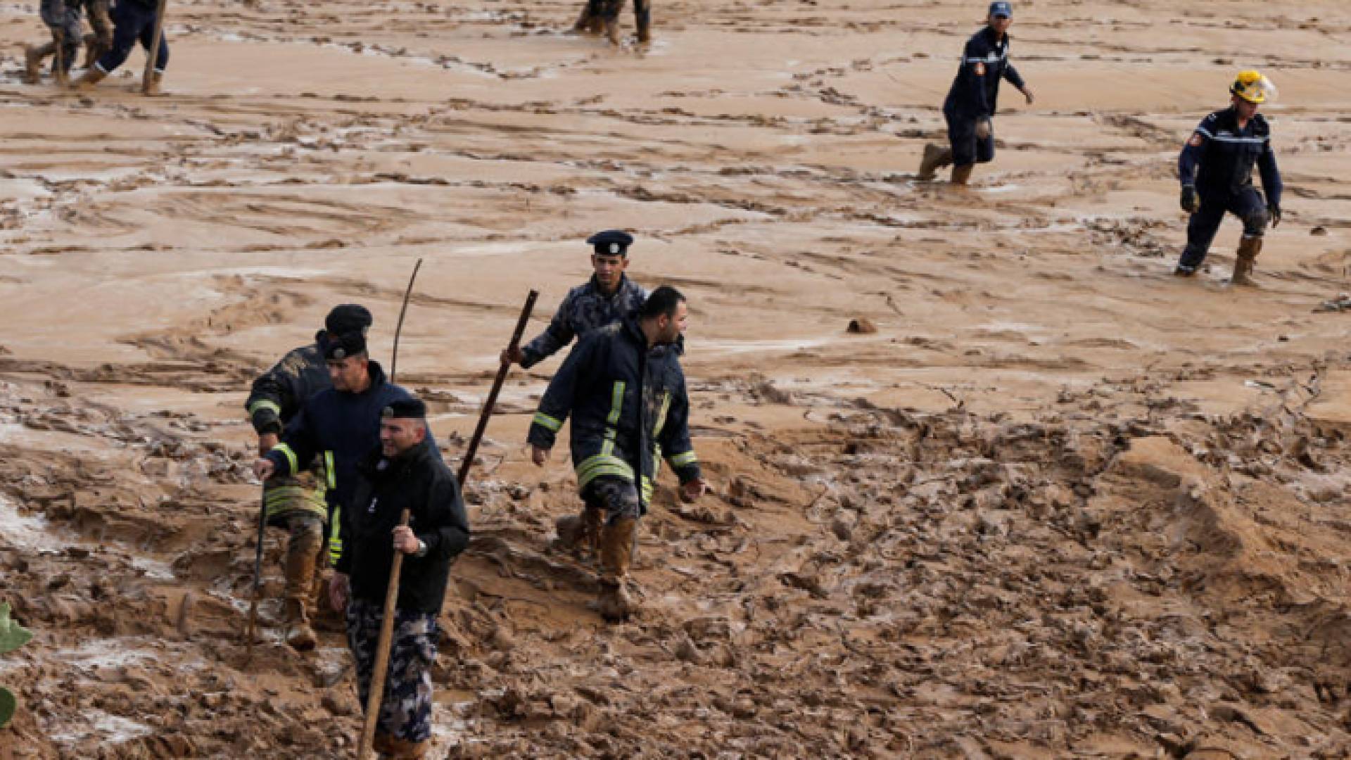 كوادر الدفاع الدفاع المدني أثناء عمليات البحث
