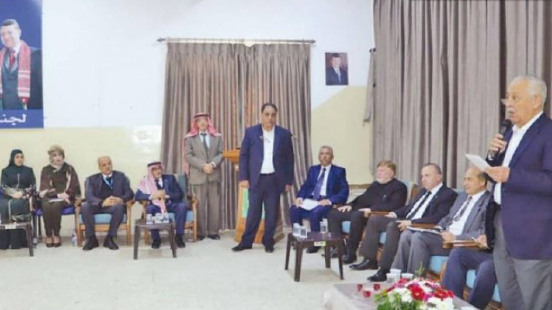 رئيس الديوان الملكي الهاشمي يتحدث خلال اللقاء