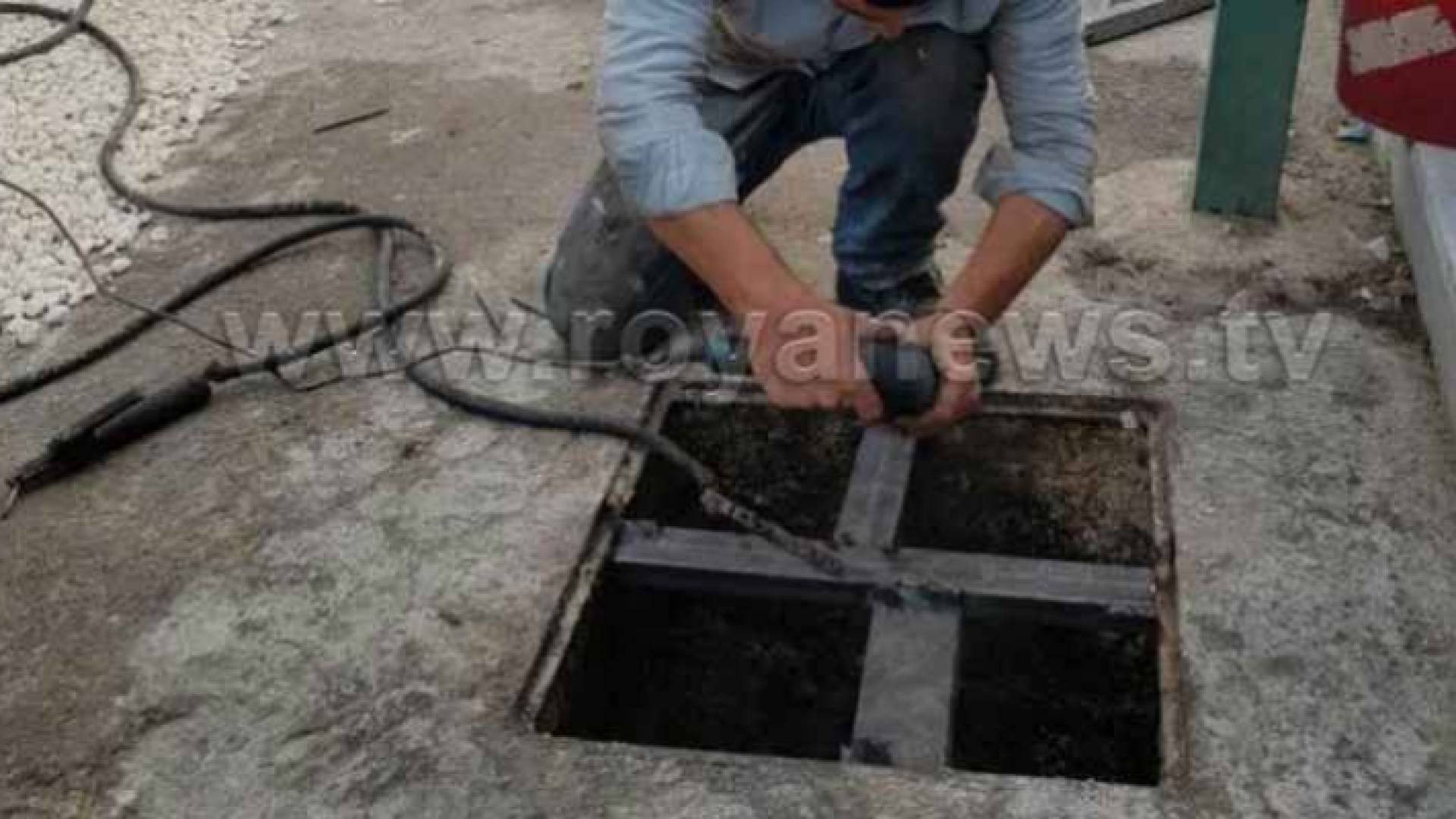 الحفرة التي وقعت بها الطفلة والشخص الذي حاول انقاذها