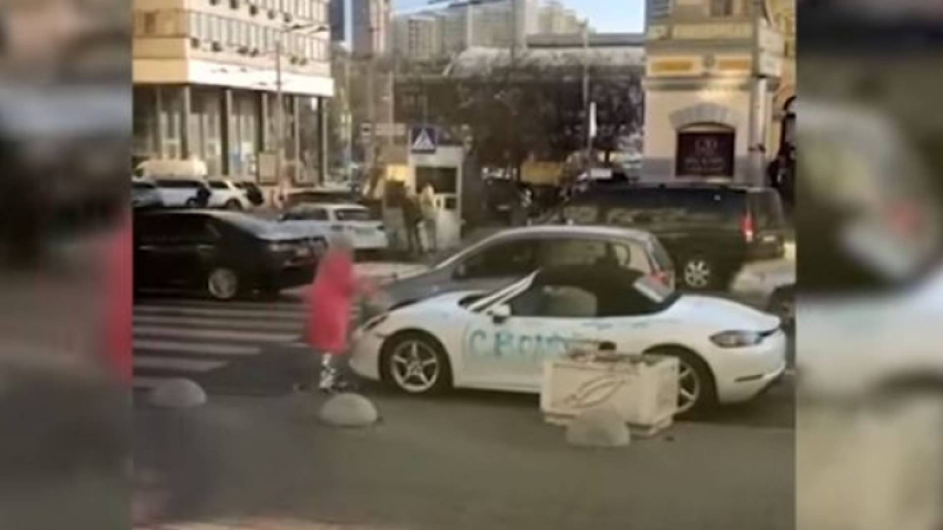 فتاة تحطم سيارة ثمينة بالفأس وسط العاصمة كييف