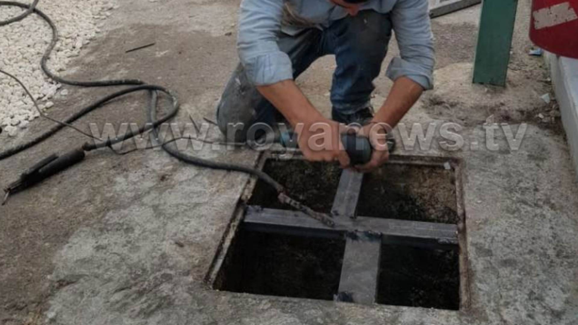 الحفرة التي وقعت بها الطفلة والشخص الذي حاول انقاذها