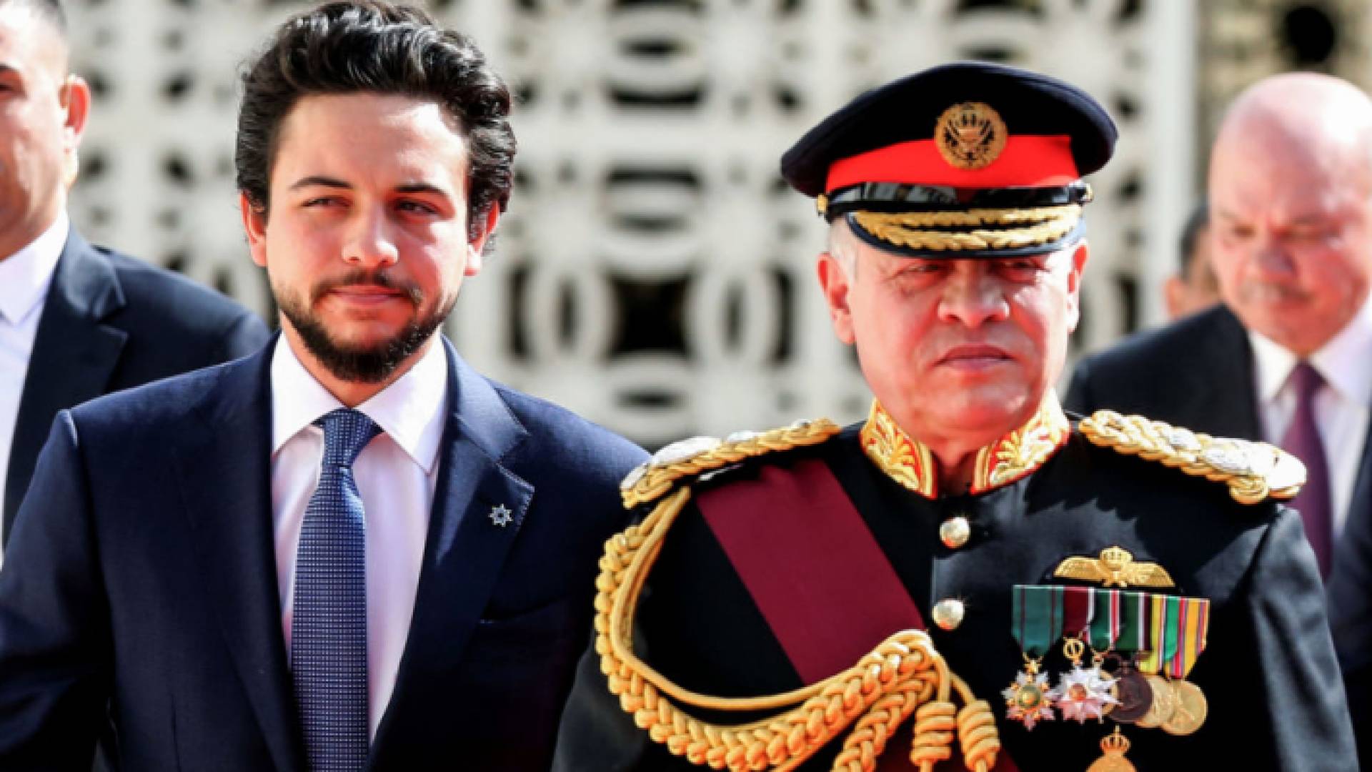 الملك عبدالله الثاني برفقته ولي العهد