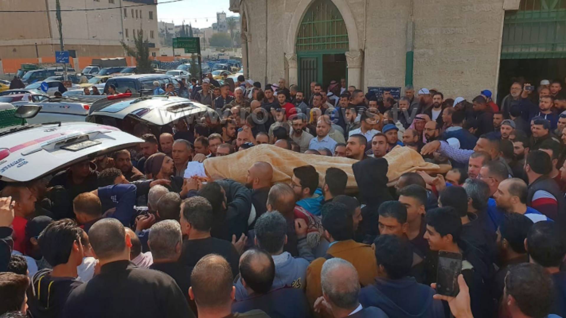 جموع غفيرة تشيع جثمان الشاب اللوزي