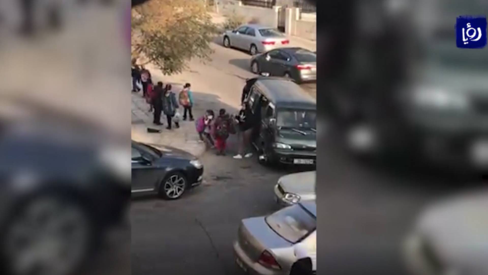 صورة تظهر إنزال الطلبة من الباص أمام احد المدارس في عمان