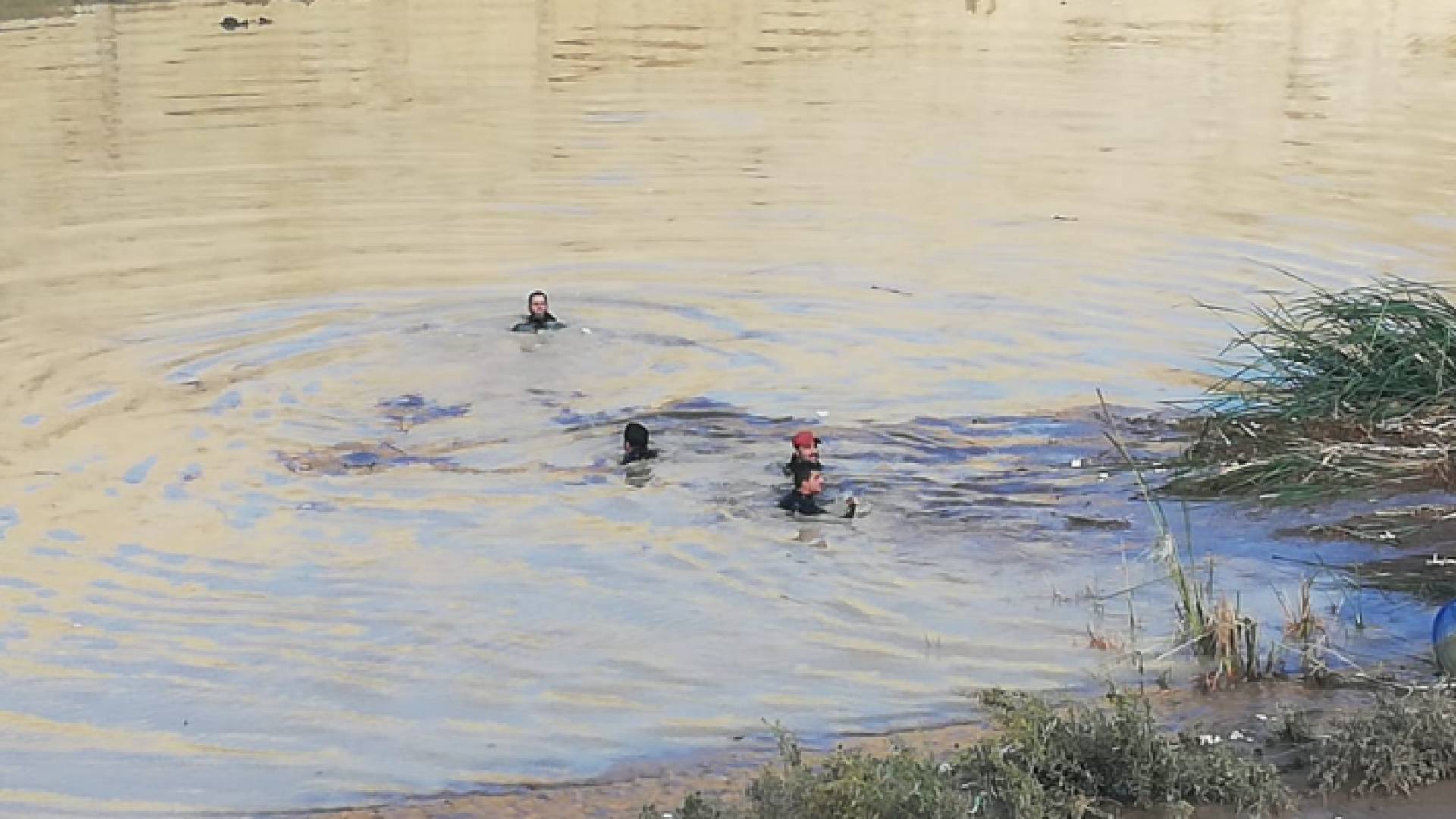 كوادر الدفاع المدني تبحث عن مفقودين