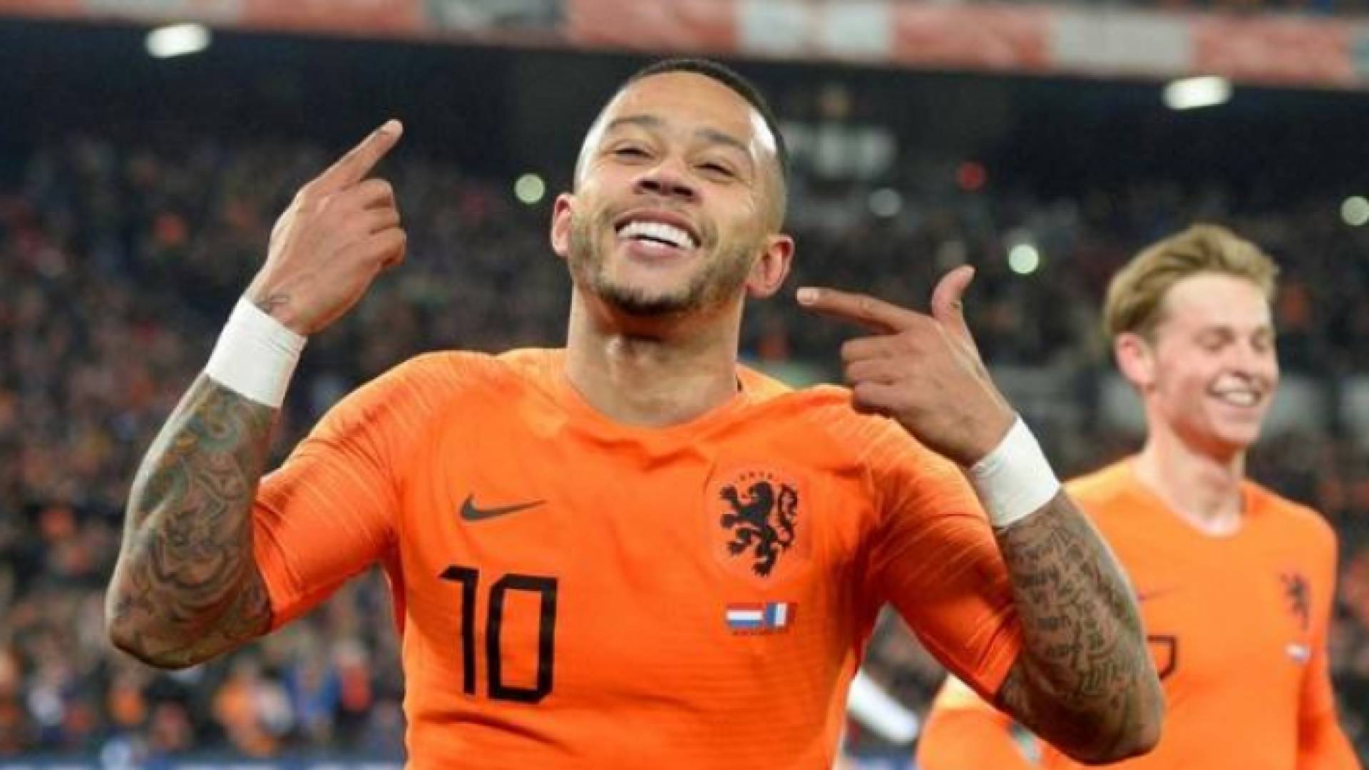 ممفيس ديباي لاعب هولندا يحتفل بتسجيل الهدف الثاني أمام فرنسا في روتردام