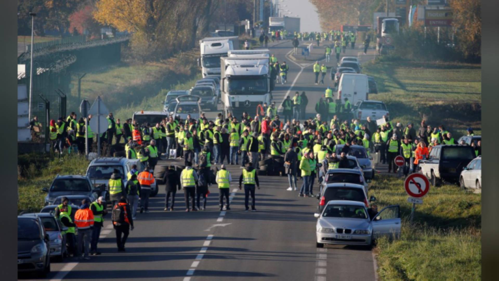 آلاف المحتجين الفرنسيين ينددون بزيادة الضرائب على الوقود