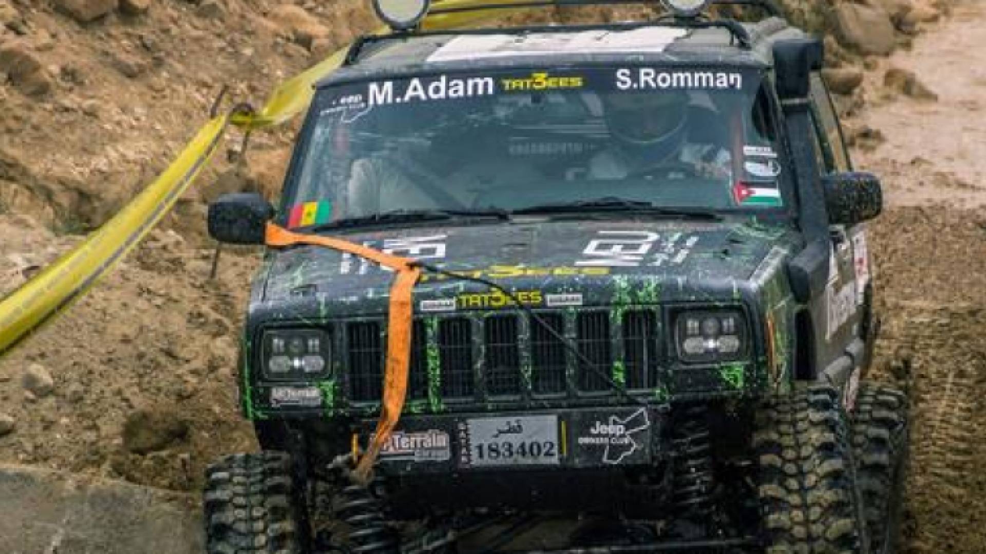 سيف رمان وملاحه محمد أدم على متن سيارة جيب