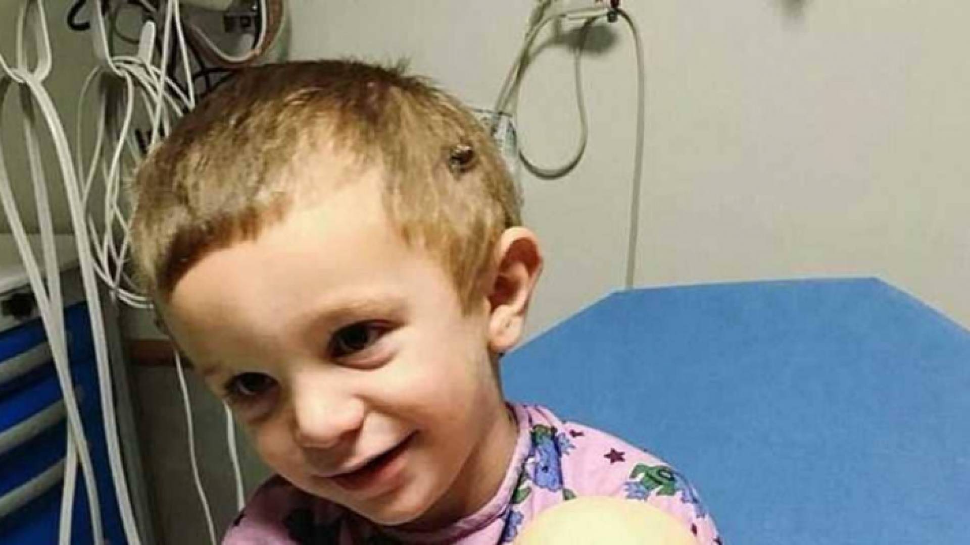 الطفل يبلغ من العمر حاليا 3 سنوات.