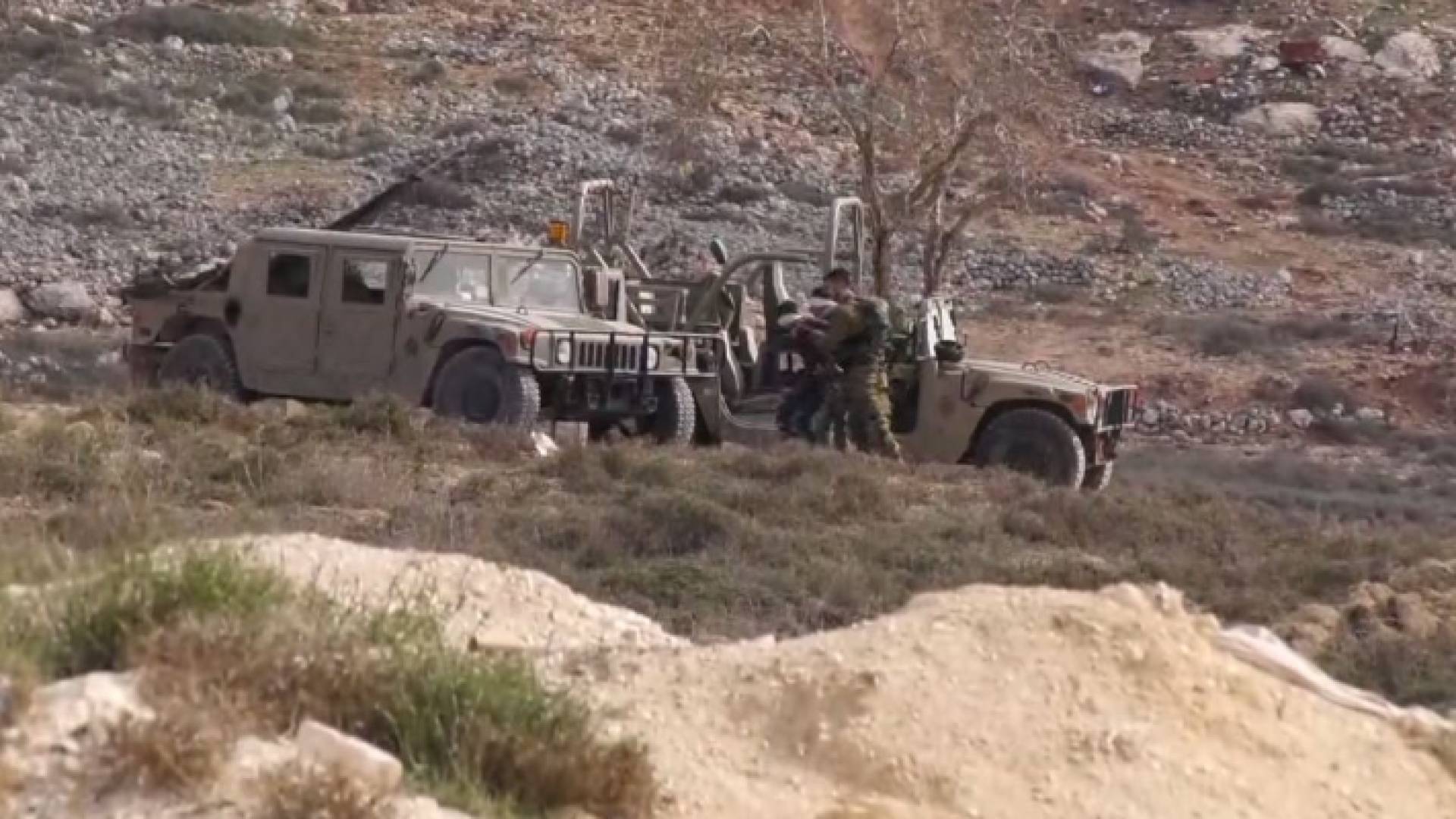 قوات الاحتلال تعتقل شابين فلسطينيين