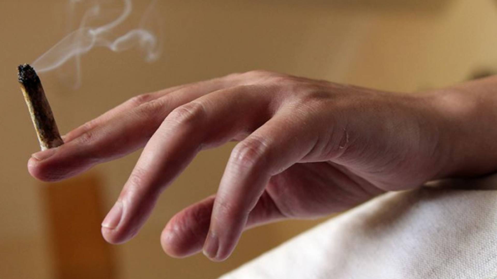 شاب يدخن سيجارة