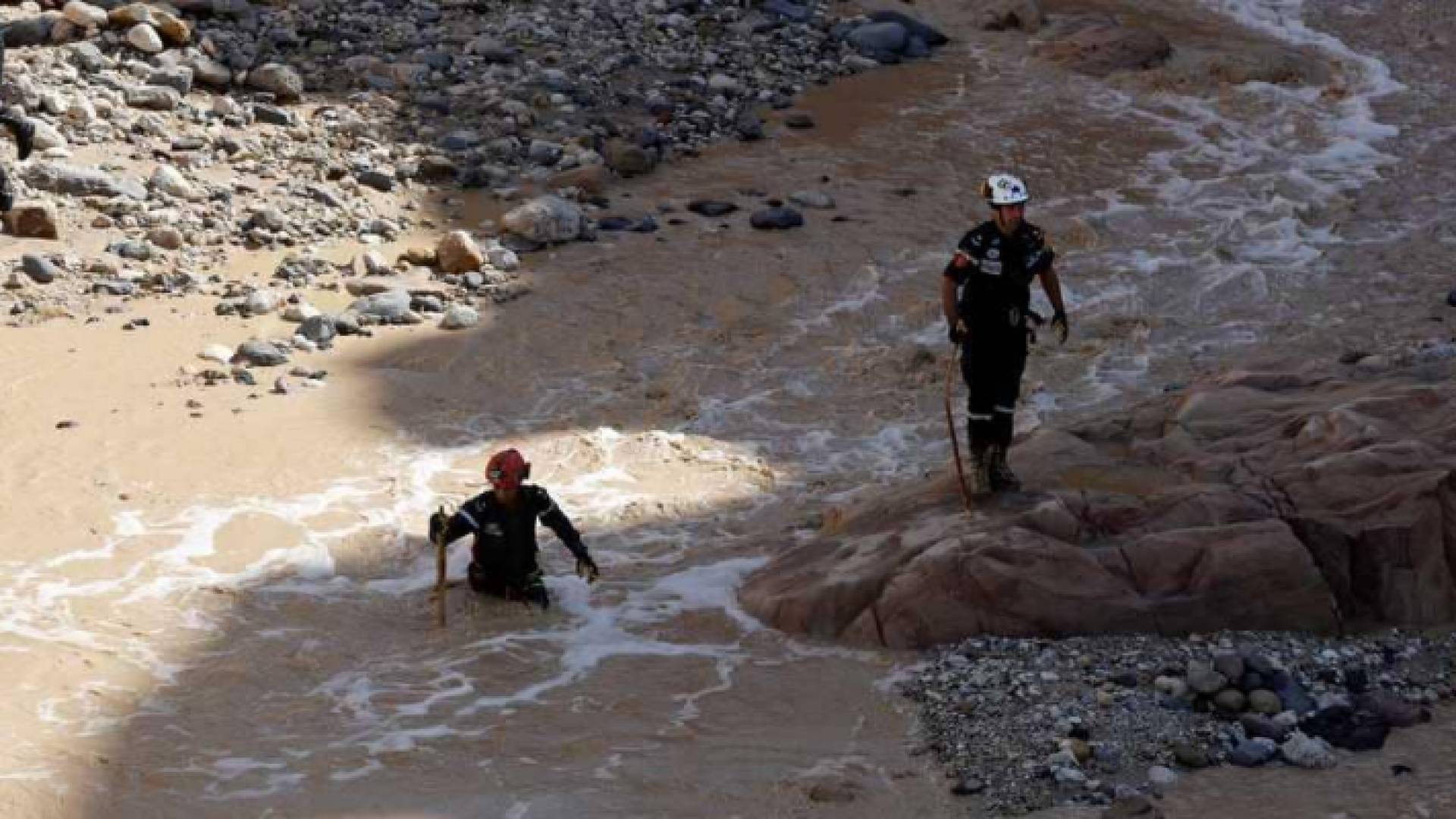 الصورة من عمليات البحث عن مفقودين في حادثة البحر الميت