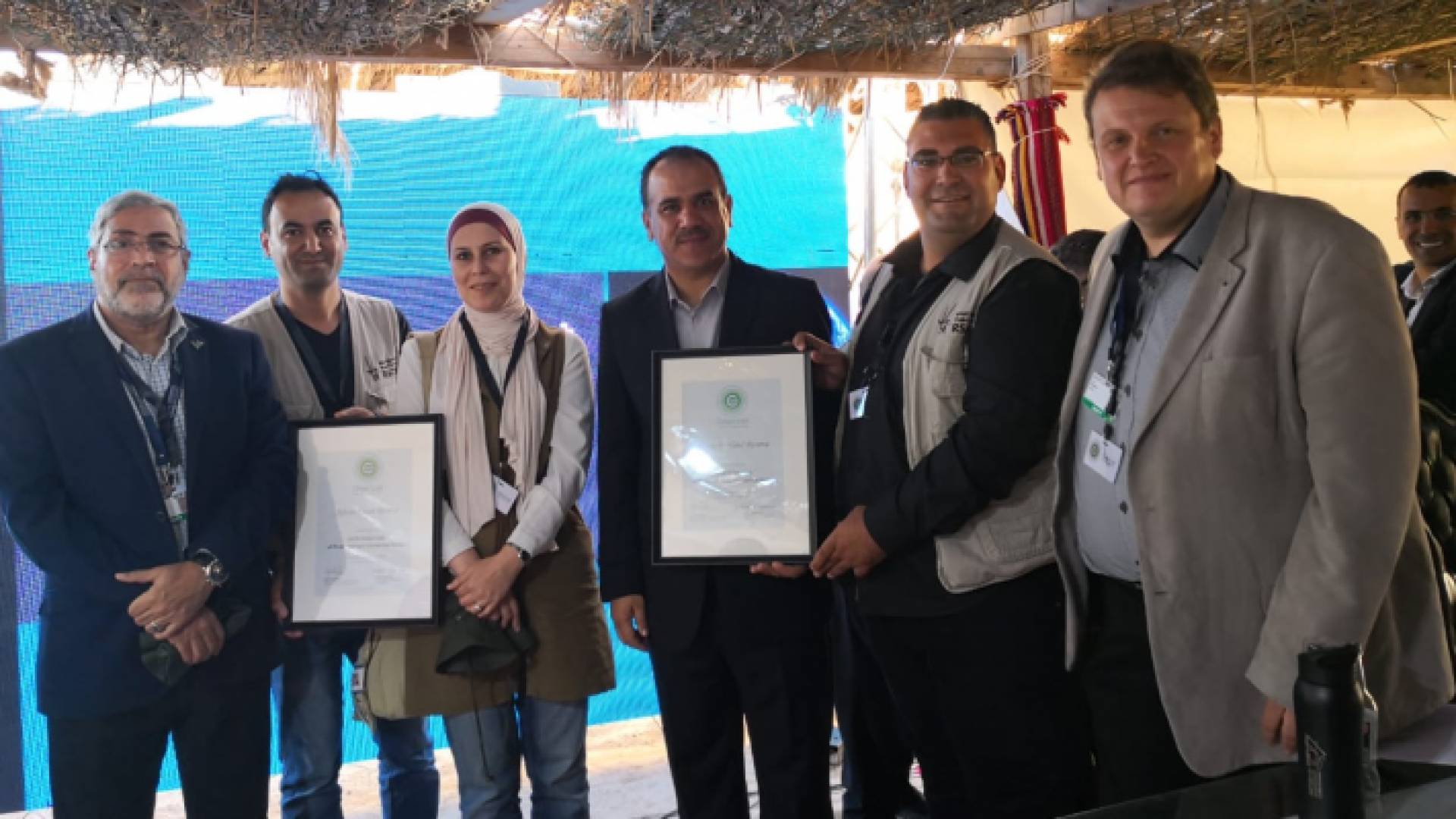 وزير الزراعة والبيئة يتسلم الشهادة