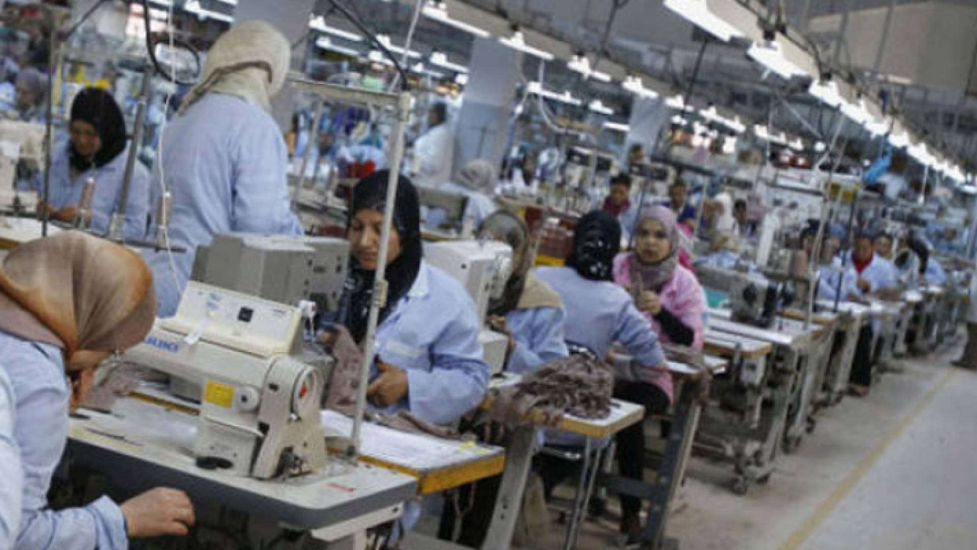 عاملات في أحد مشاغل الخياطة في المملكة