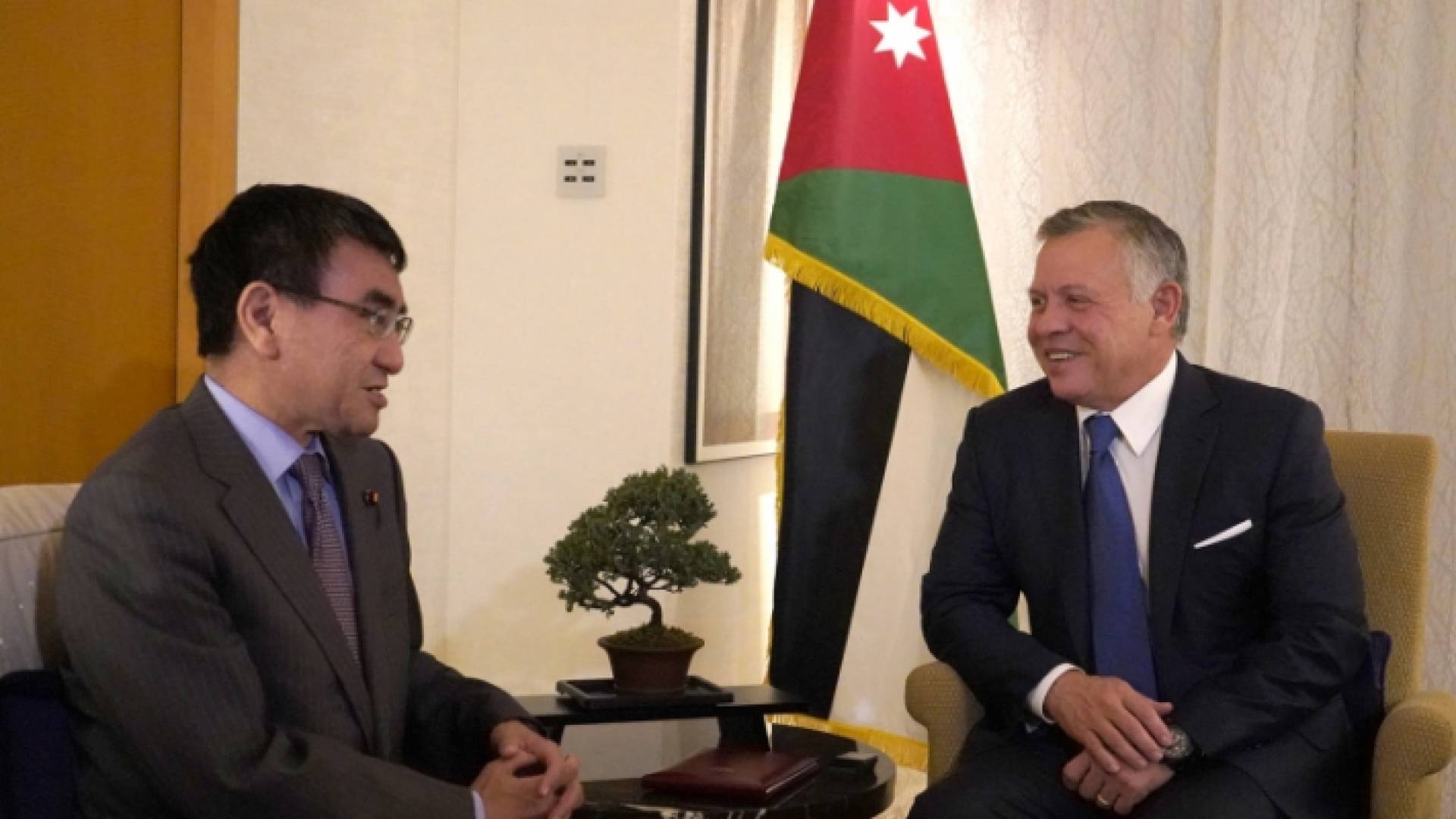 الملك يلتقي وزير الخارجية الياباني