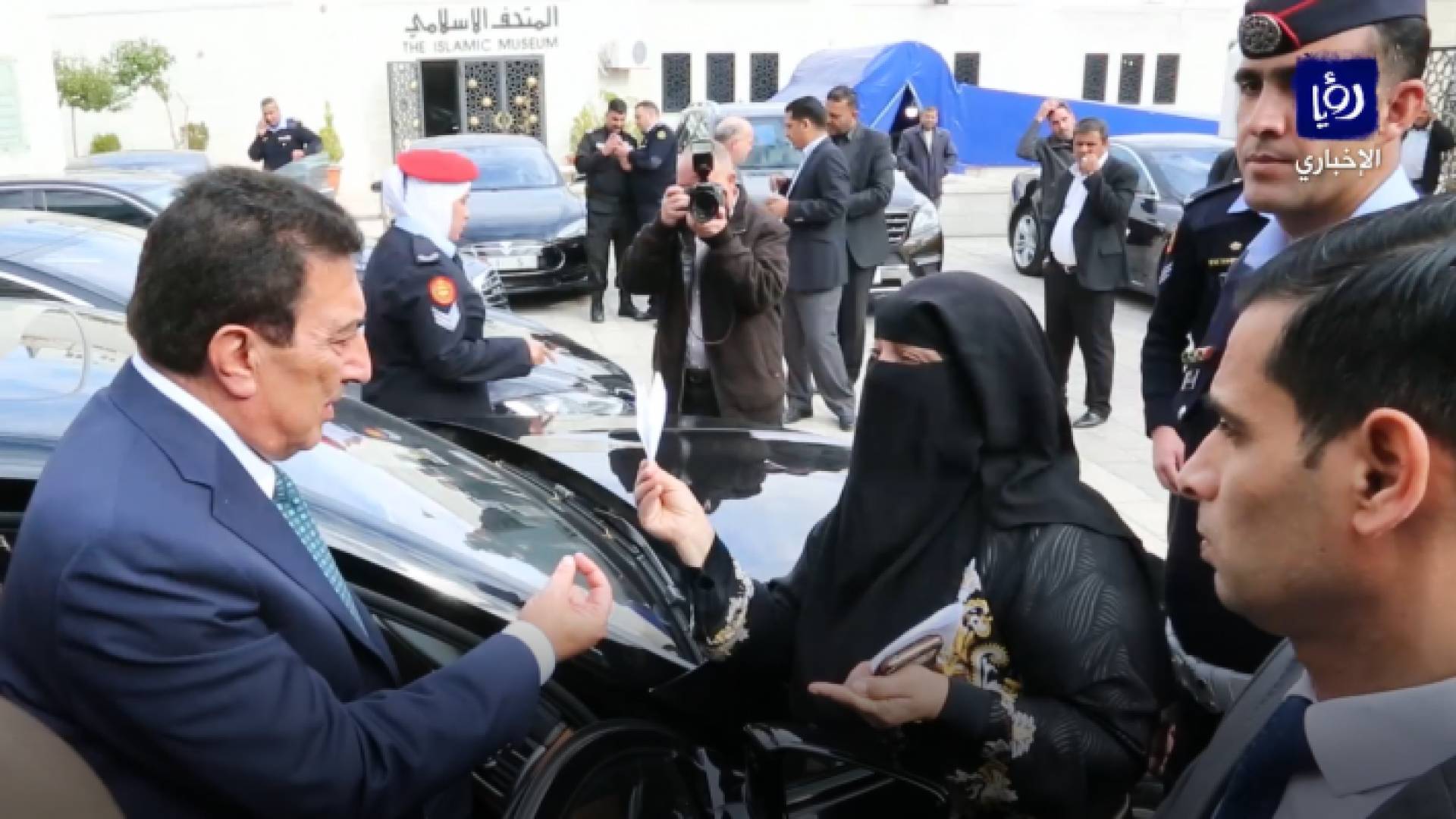 مواطنون يستوقفون الطراونة
