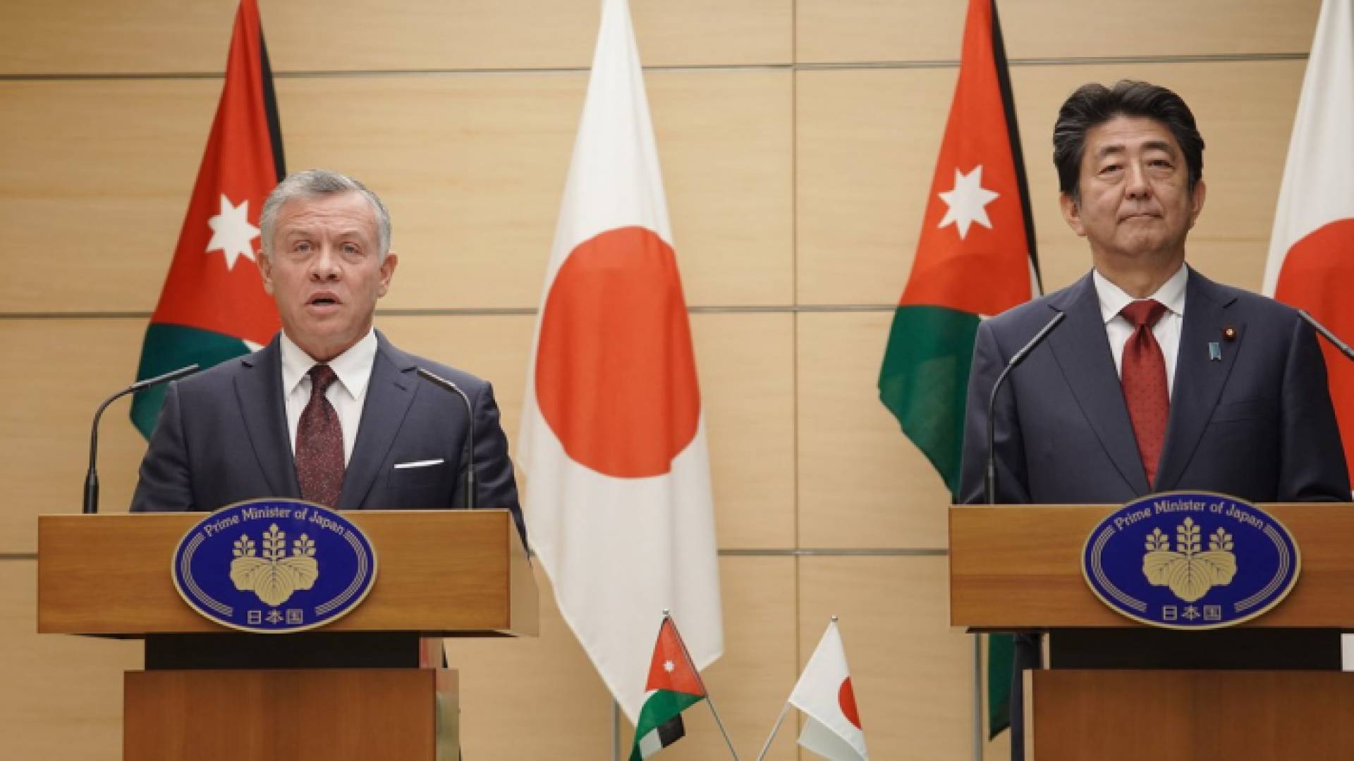 الملك ورئيس الوزراء الياباني شينزو آبي يدليان بتصريحات صحفية