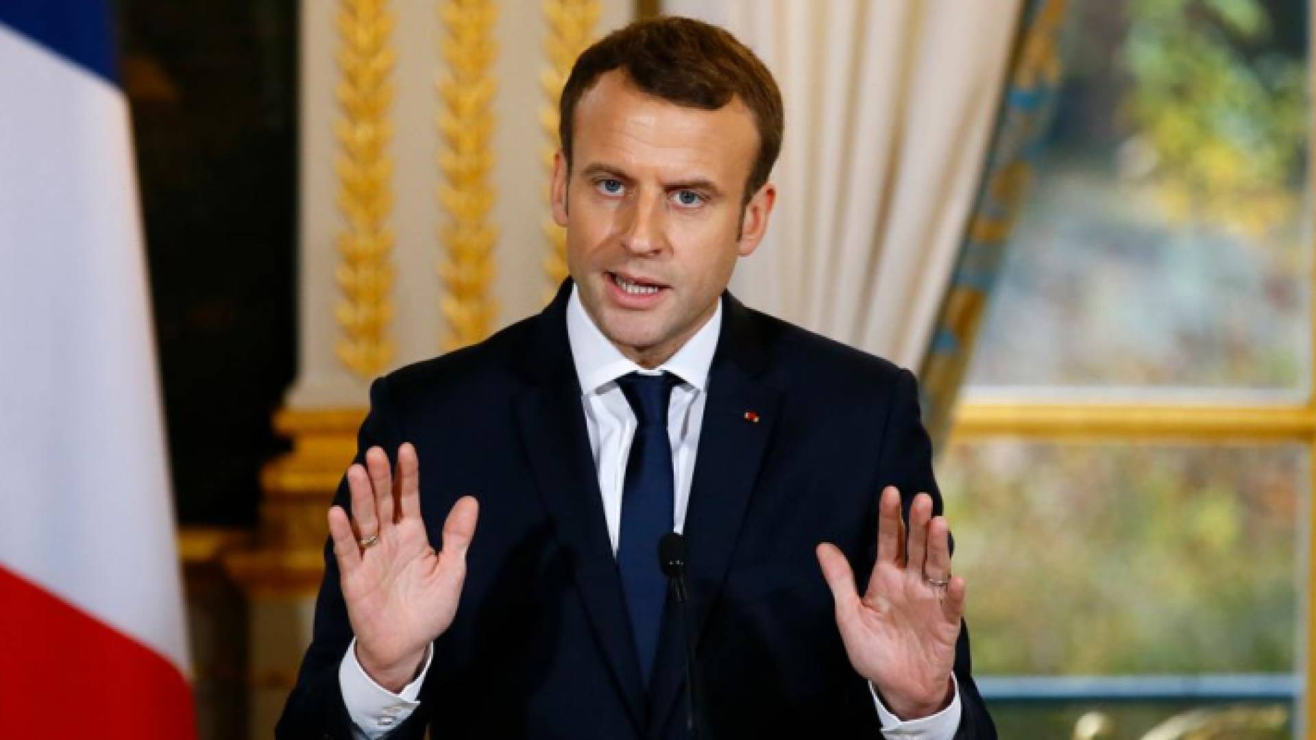 ماكرون يؤكد عدم تراجعه عن رفع اسعار الوقود