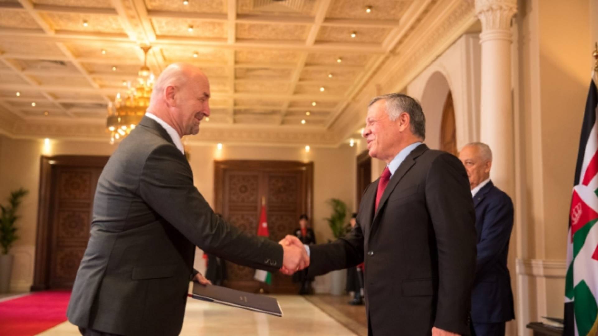 الملك يتقبل أوراق اعتماد عدد من السفراء