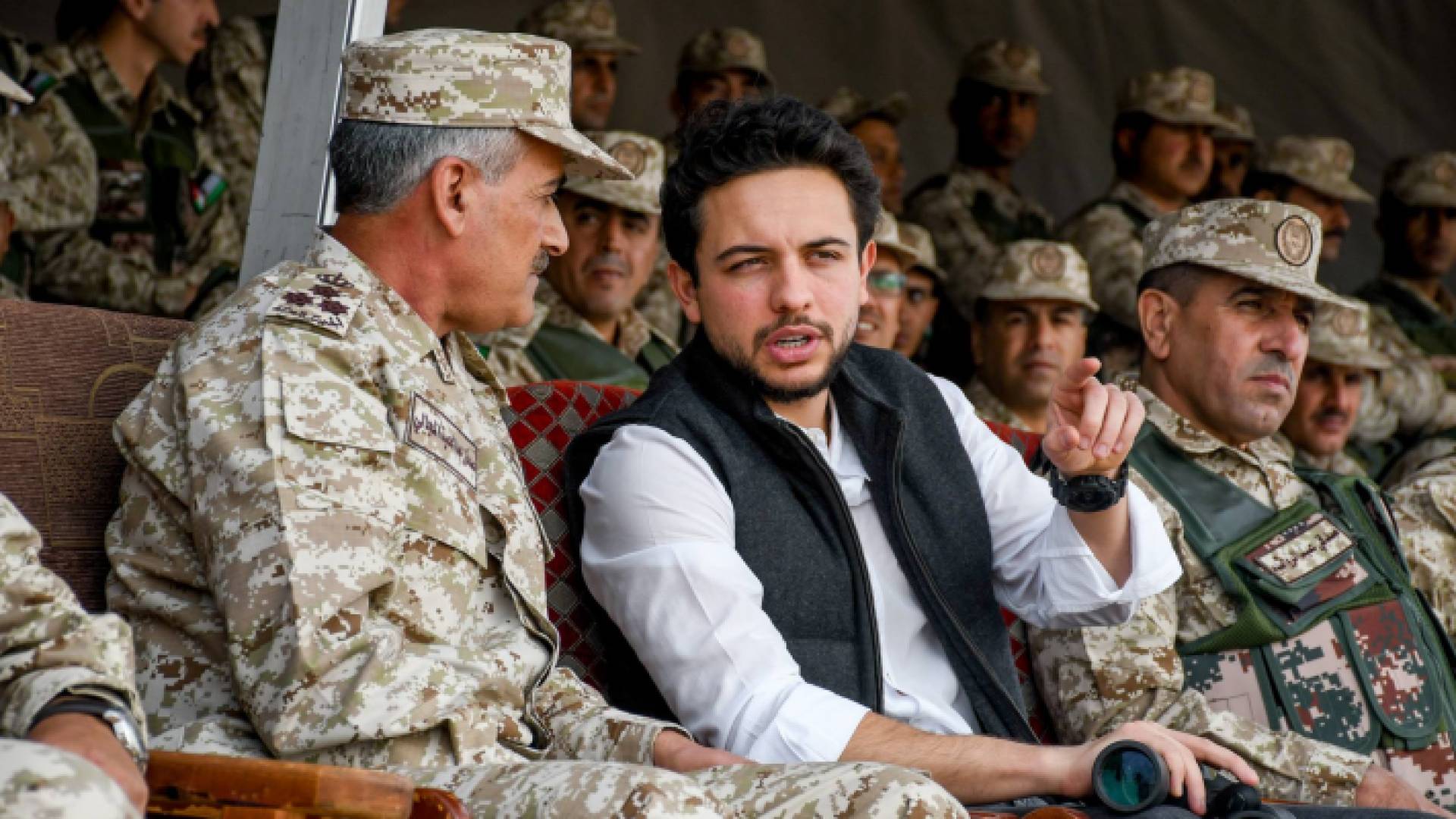 ولي العهد يتابع تمرينا عسكريا