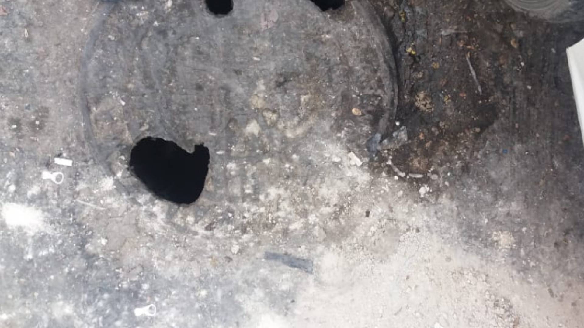 صورة تظهر تأكل الغطاء الخارجي للمنهل