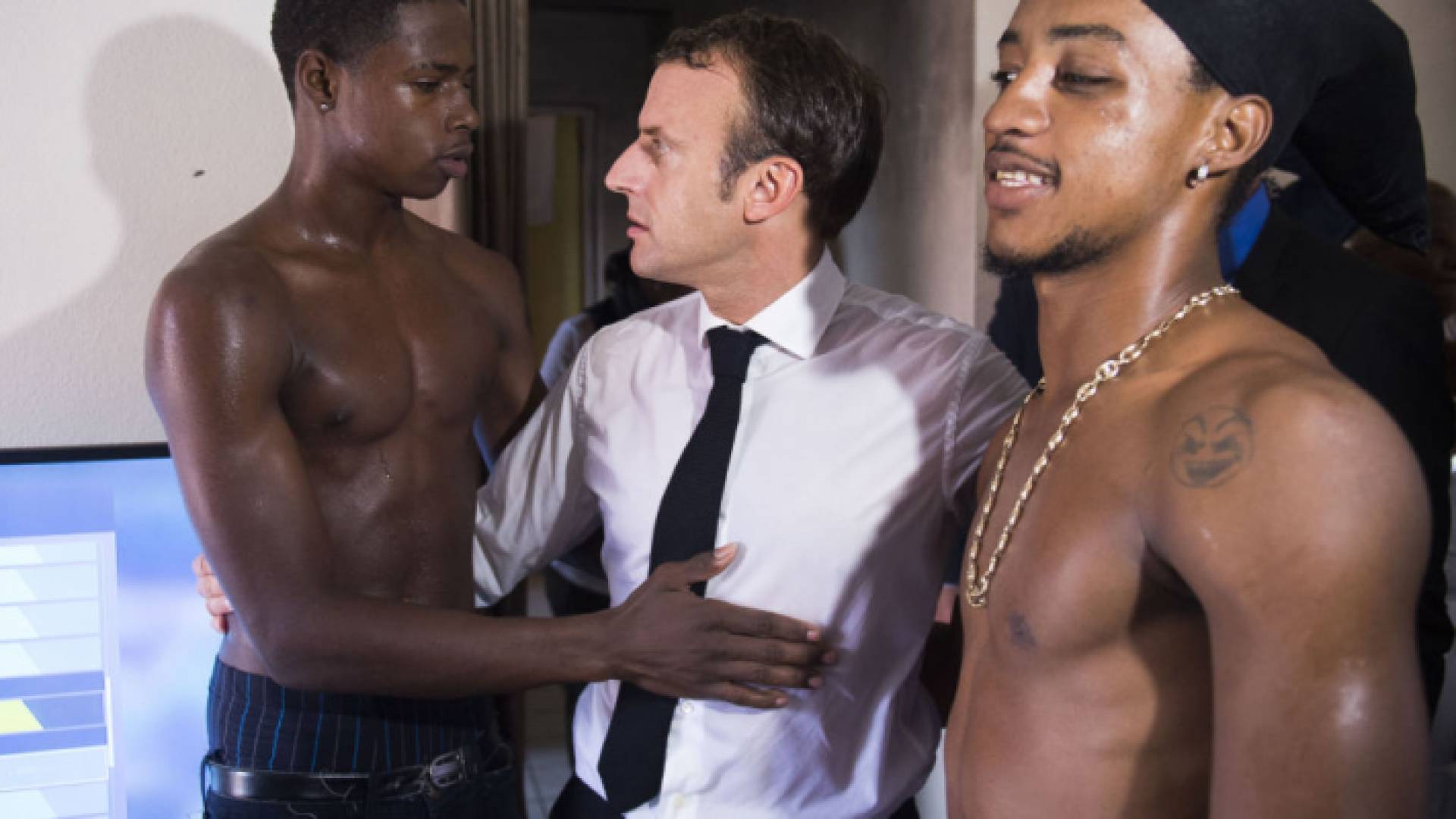 صورة الرئيس الفرنسي مع الشابين