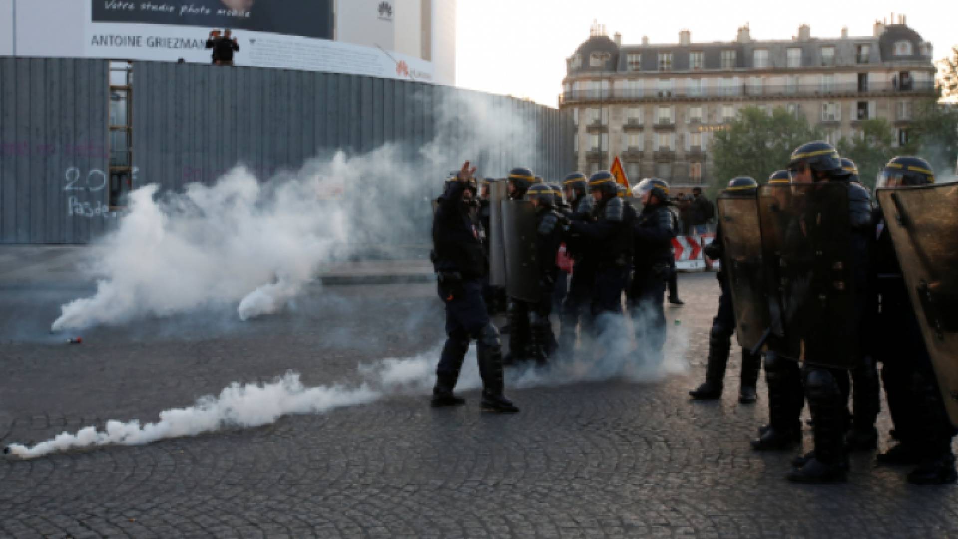 الشرطة الفرنسية تطلق الغاز المسيل للدموع على المحتجين في باريس