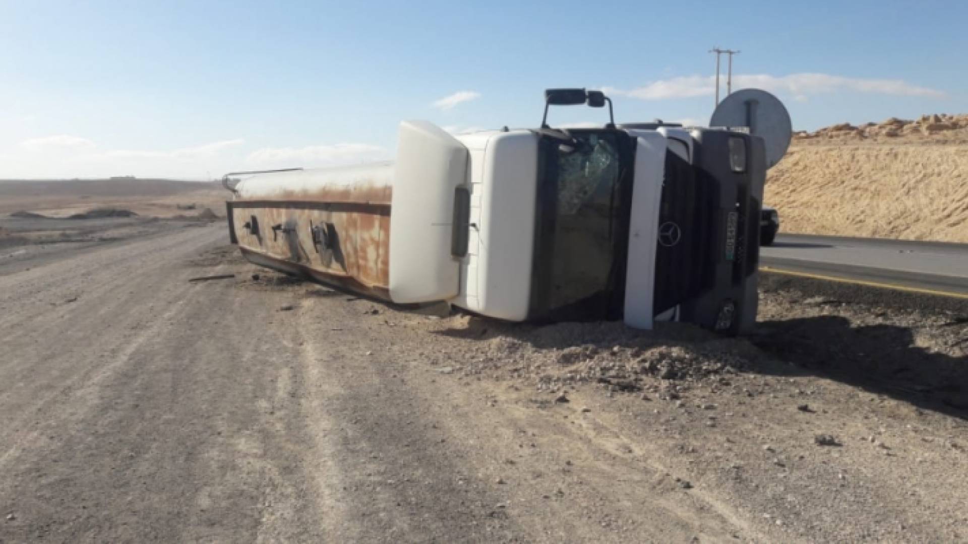 تدهور صهريج محمل بمادة الوقود "تي ون" على الطريق الصحراوي