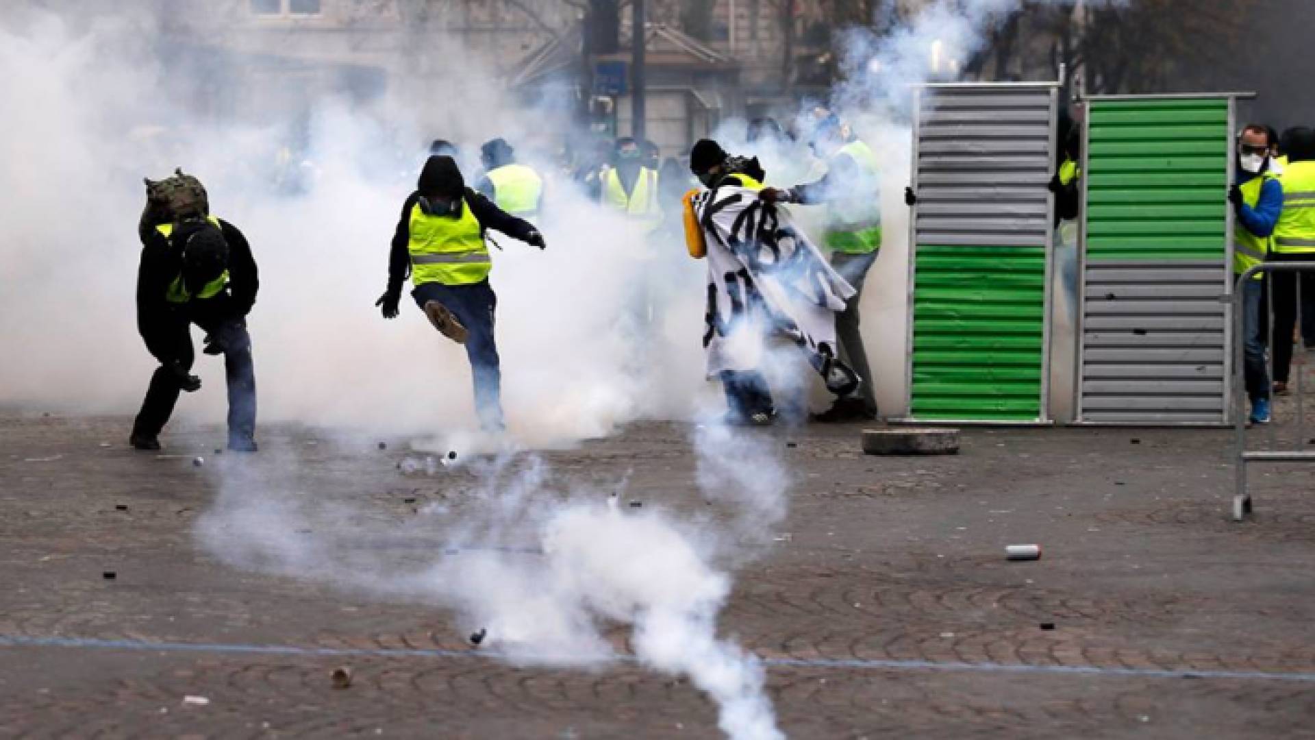 فرنسا.. اشتباكات بين الشرطة ومحتجي "السترات الصفراء"