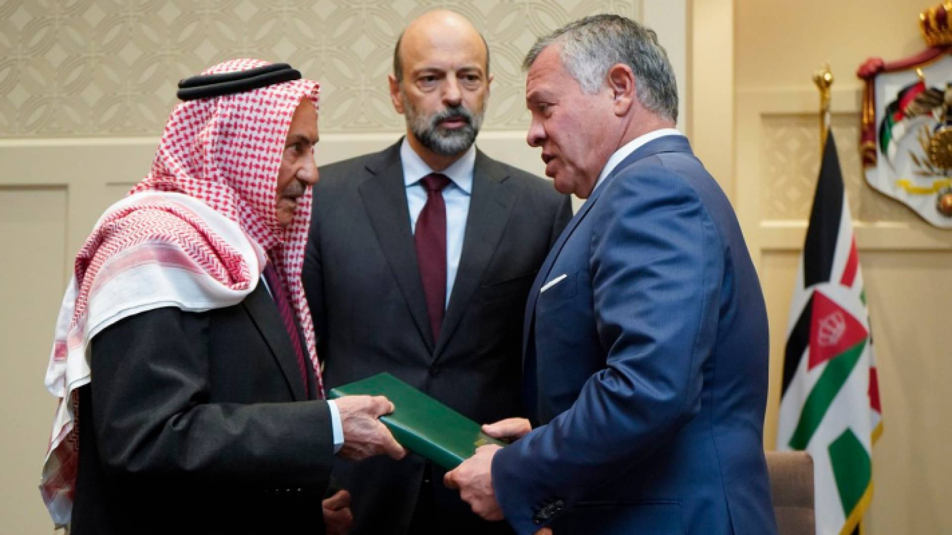 الملك يتسلم التقرير النهائي للجنة "حادثة سيول البحر الميت"