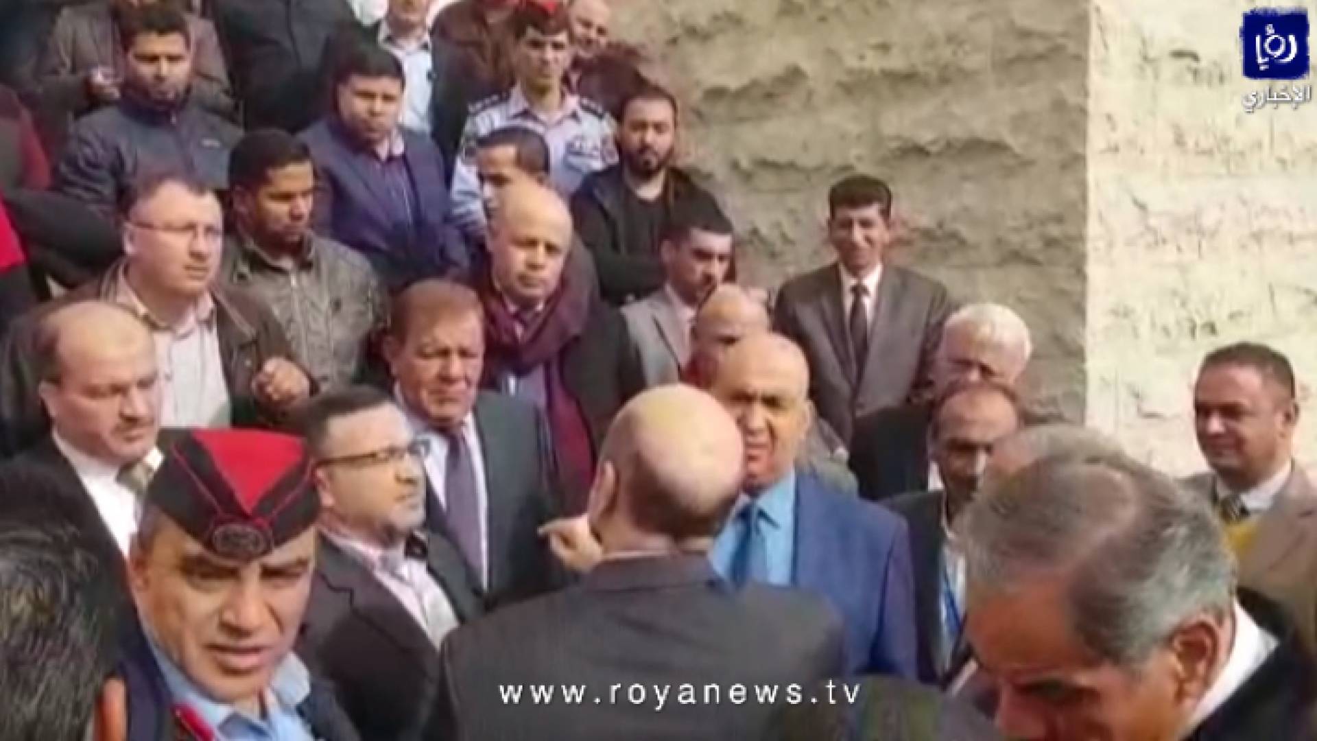 مواطن يشكو موظف للرزاز - من الفيديو