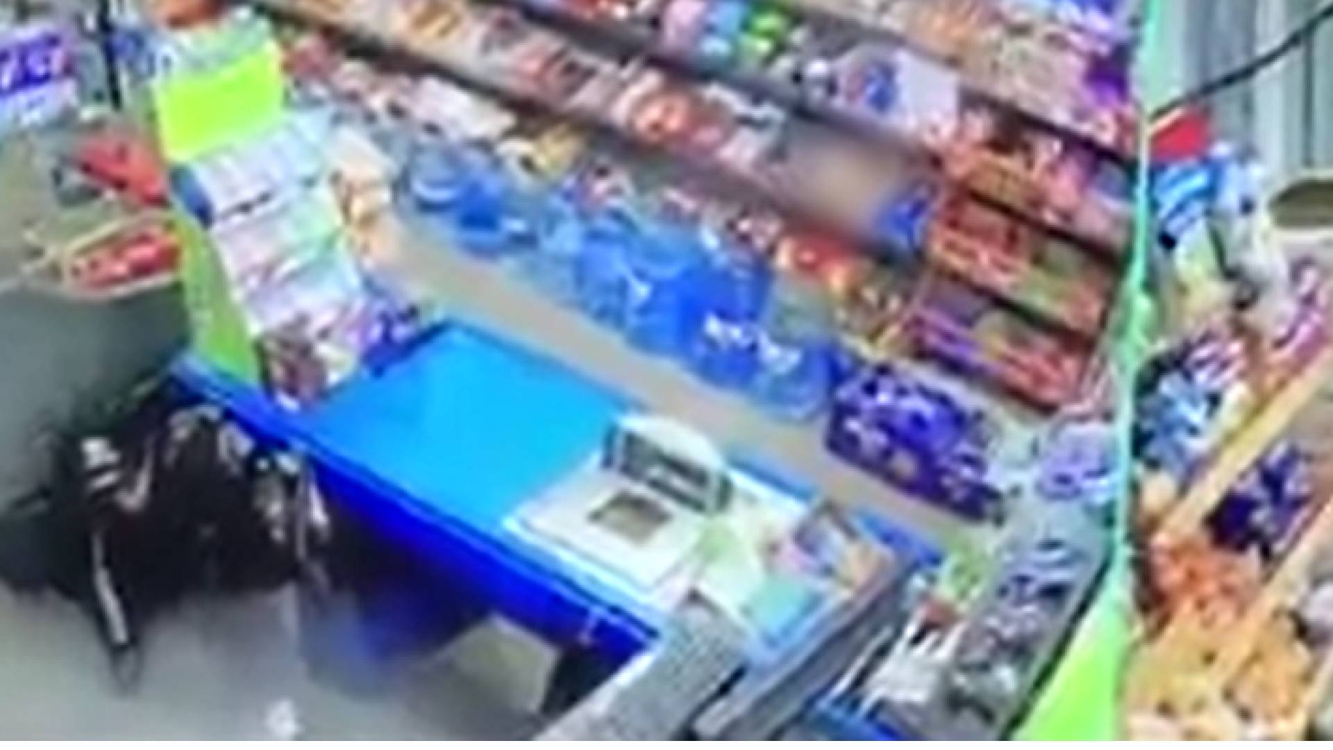 أطفال يخدعون محاسب سوبر ماركت ويسرقون "الكاشير"