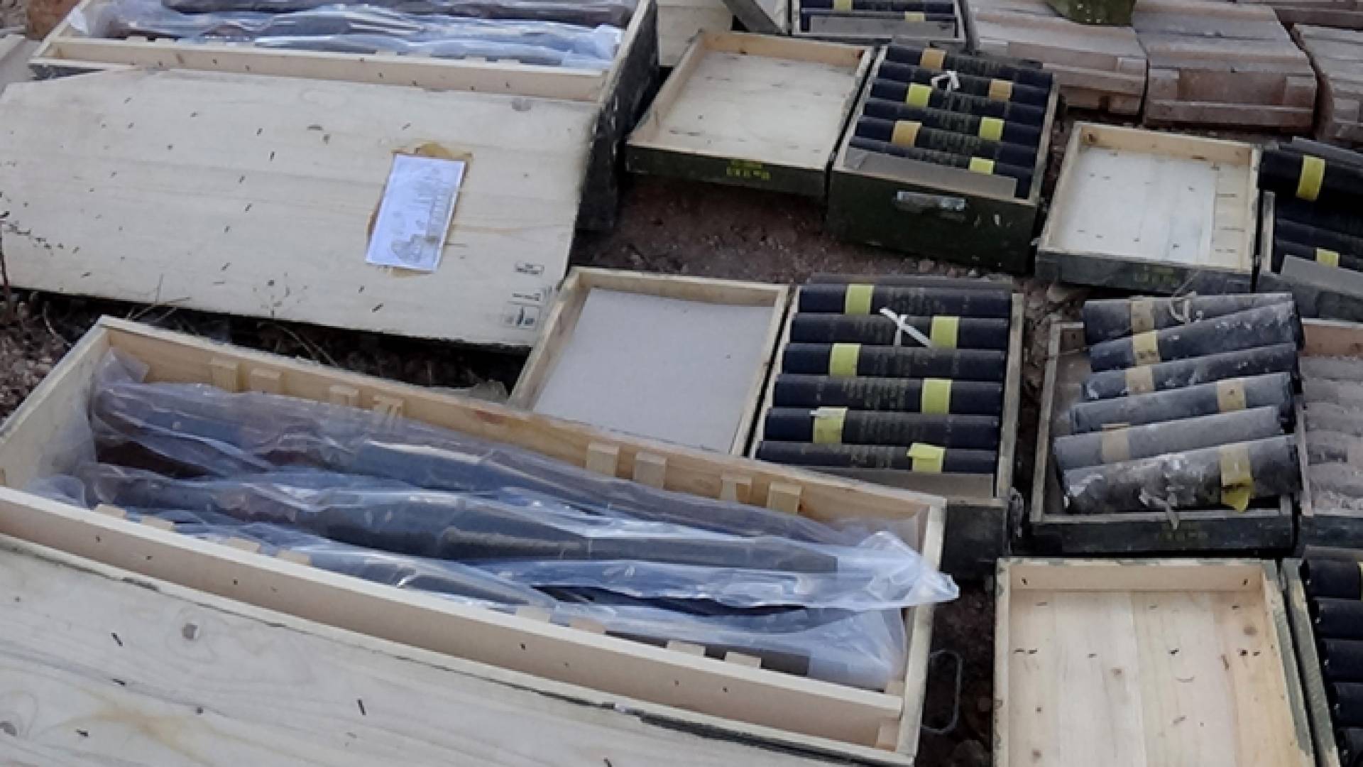 مستودعات اسلحة وصواريخ قرب الحدود الاردنية السورية