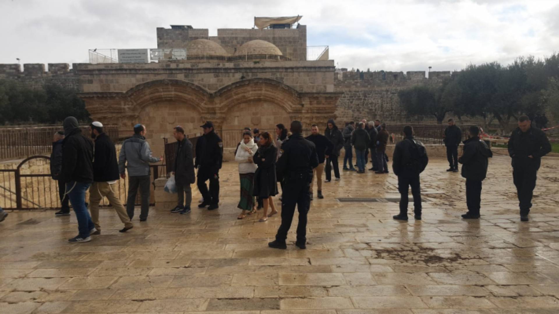 من باحات المسجد الاقصى