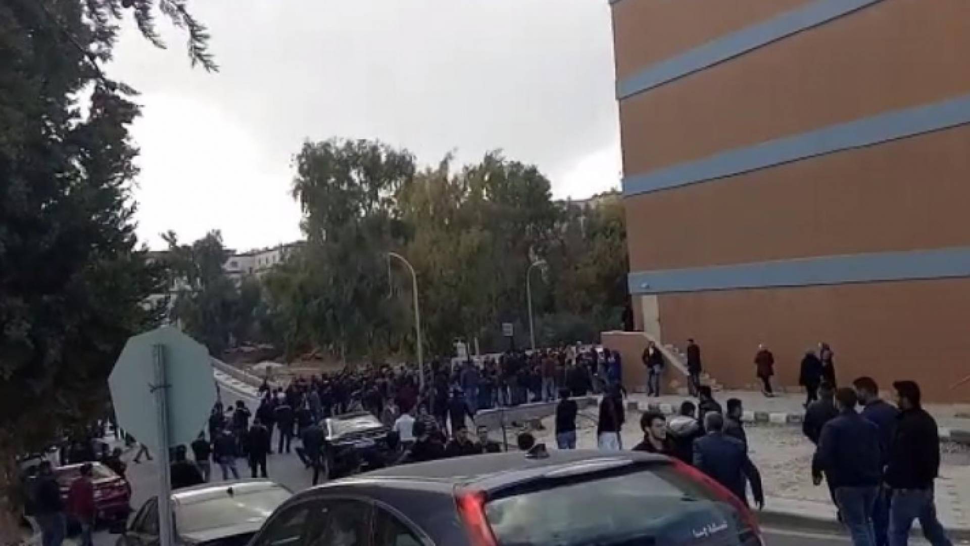 من المشاجرة