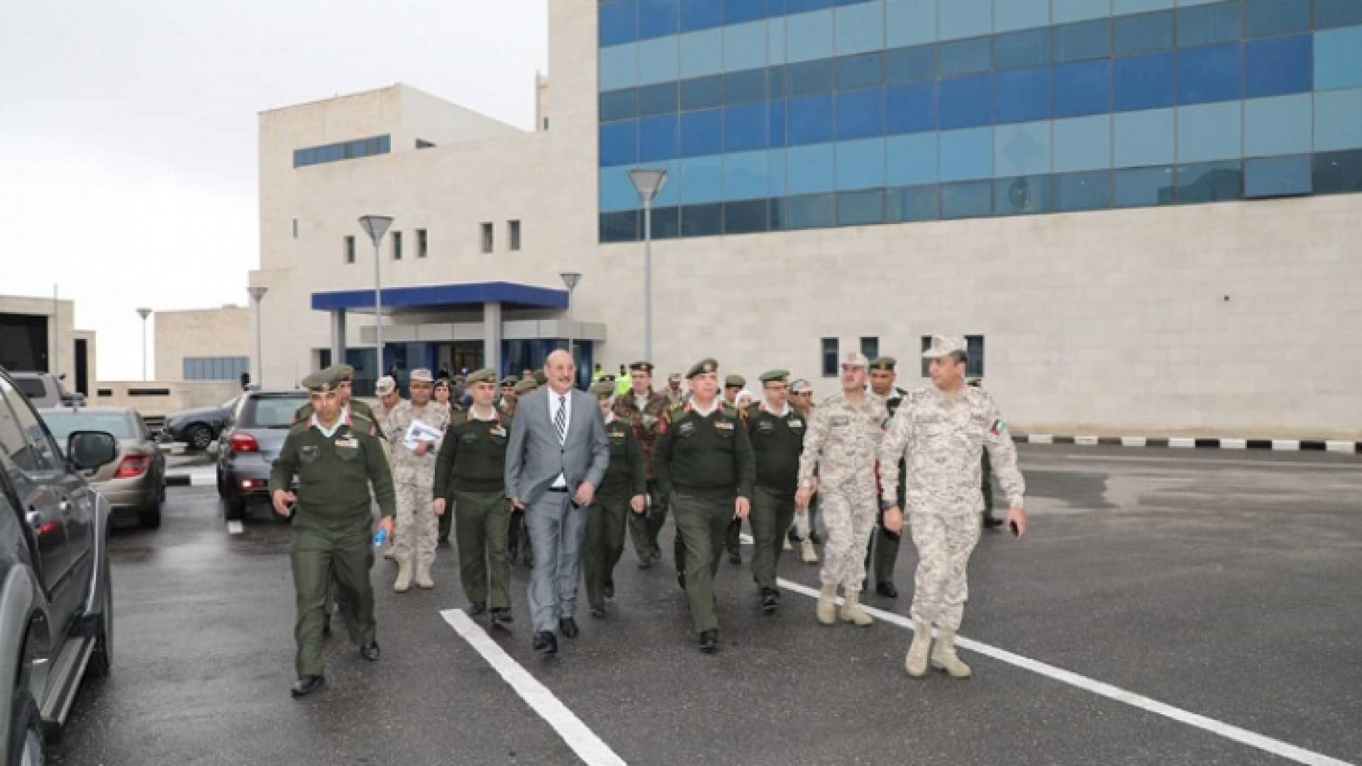 مدير عام الخدمات الطبية الملكية اللواء الطبيب سعد جابر خلال جولة بالمشفى